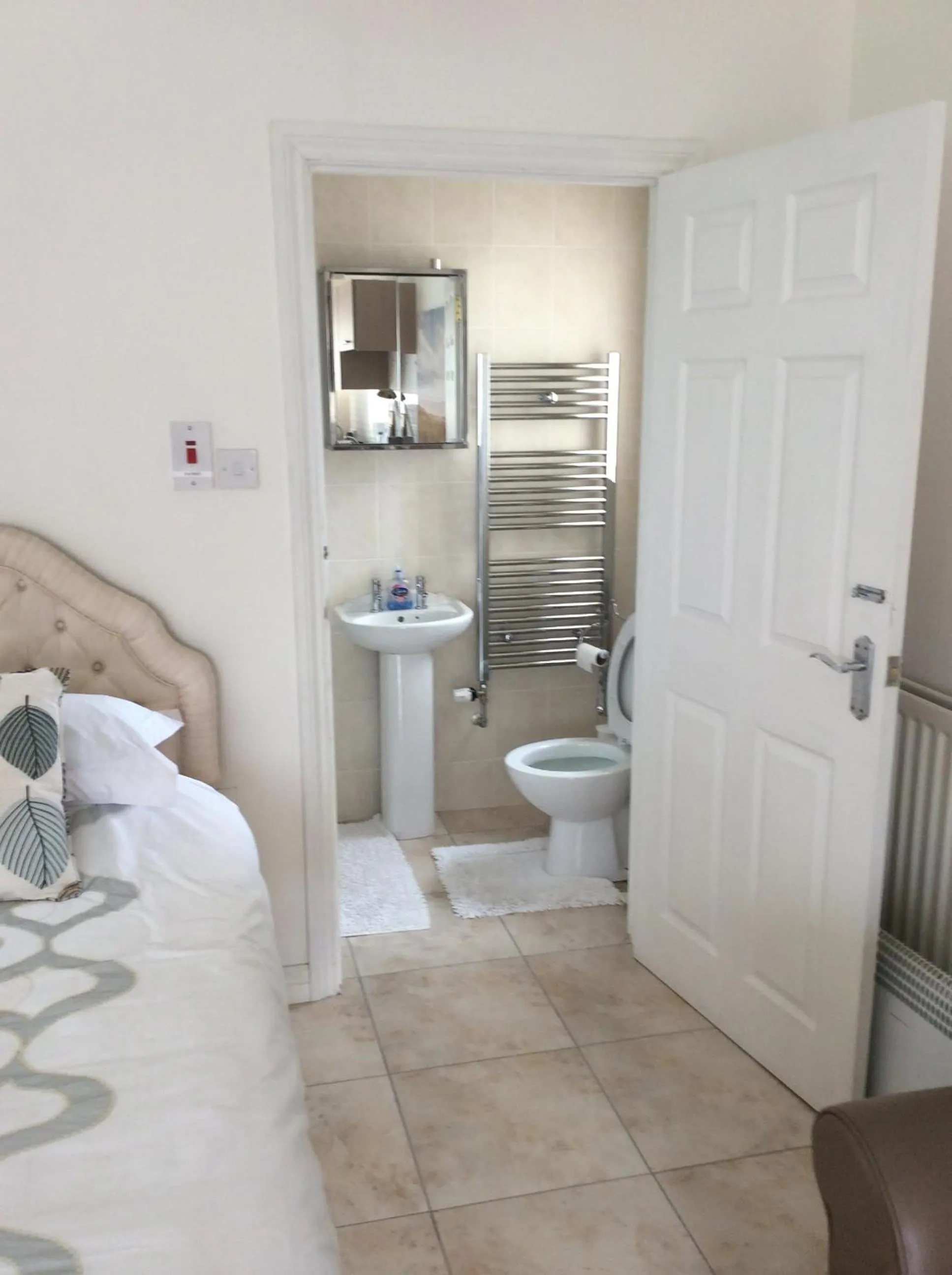 Bathroom, Bed in Lurgan West Lodge