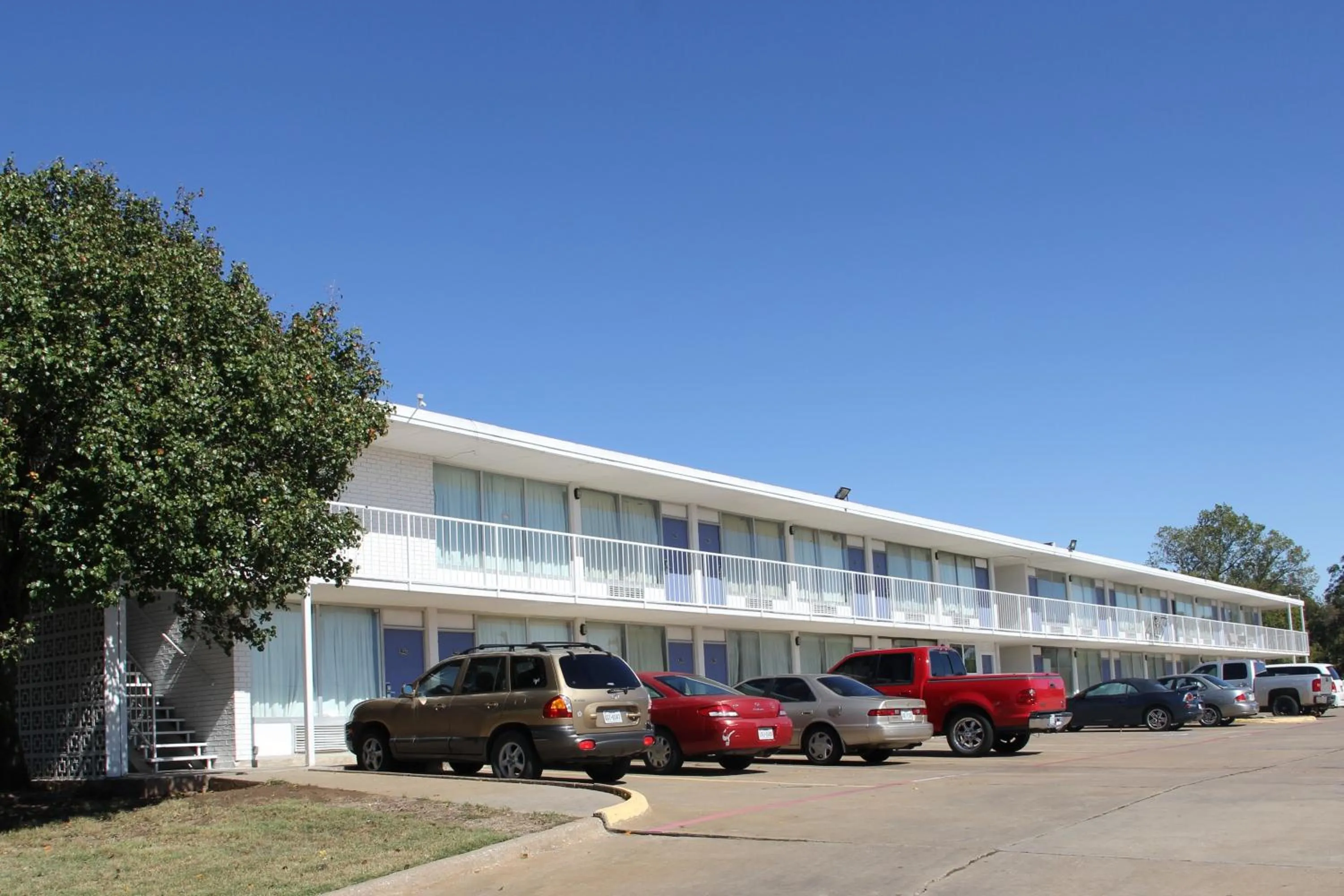 LoneStar Inn and Suites