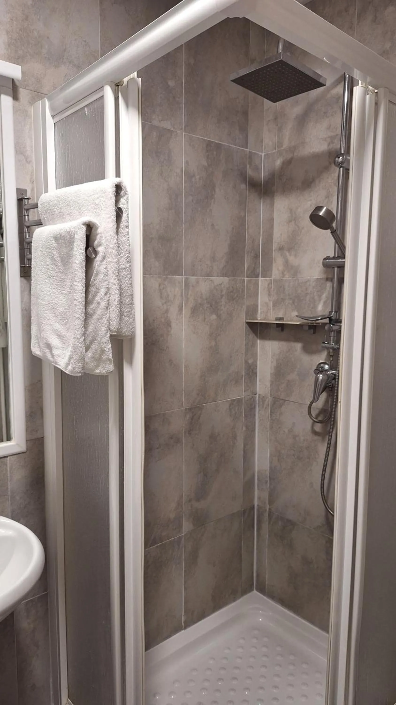 Shower in Hostal San Vicente II