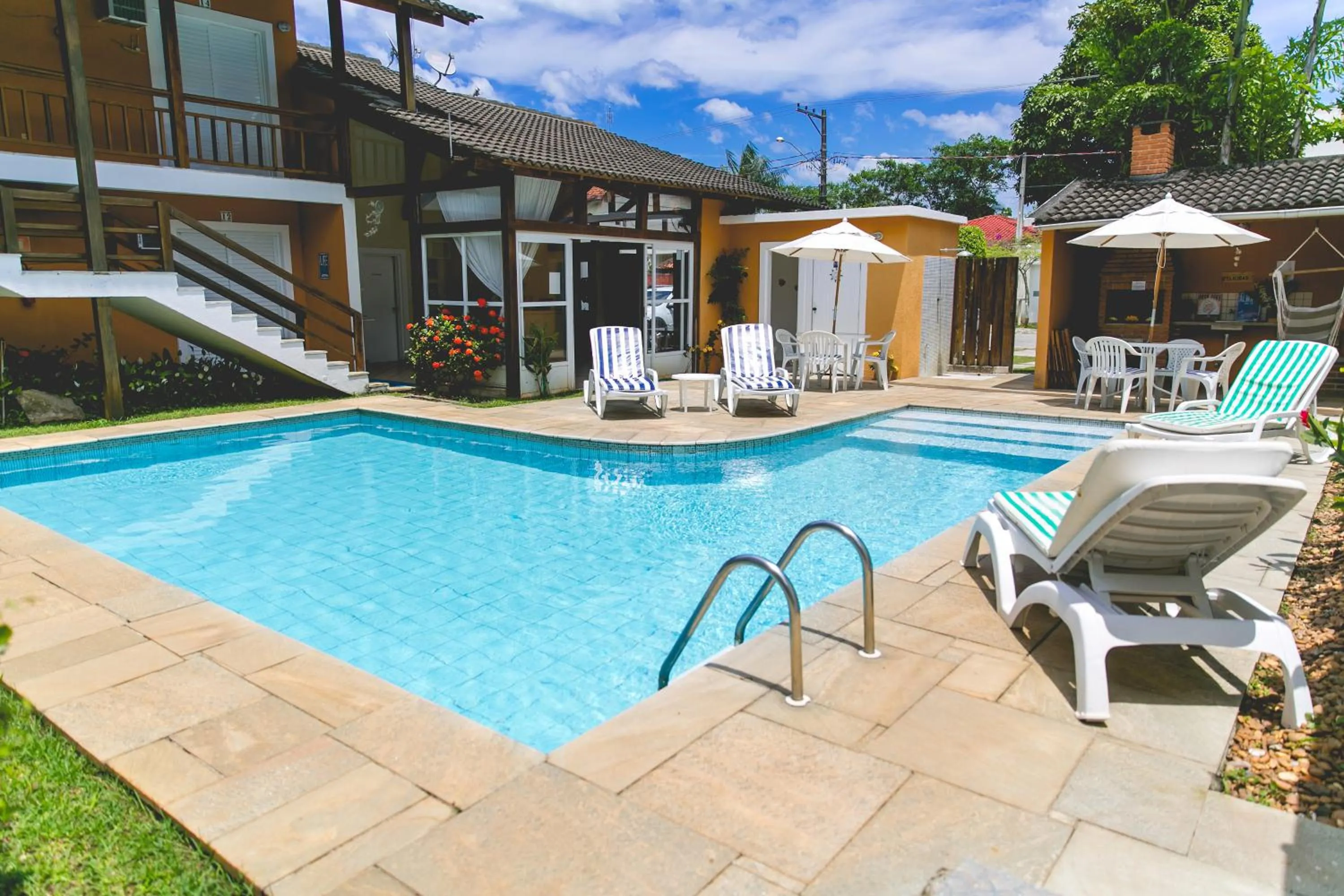 Swimming pool in Pousada Rosa dos Ventos Juquehy