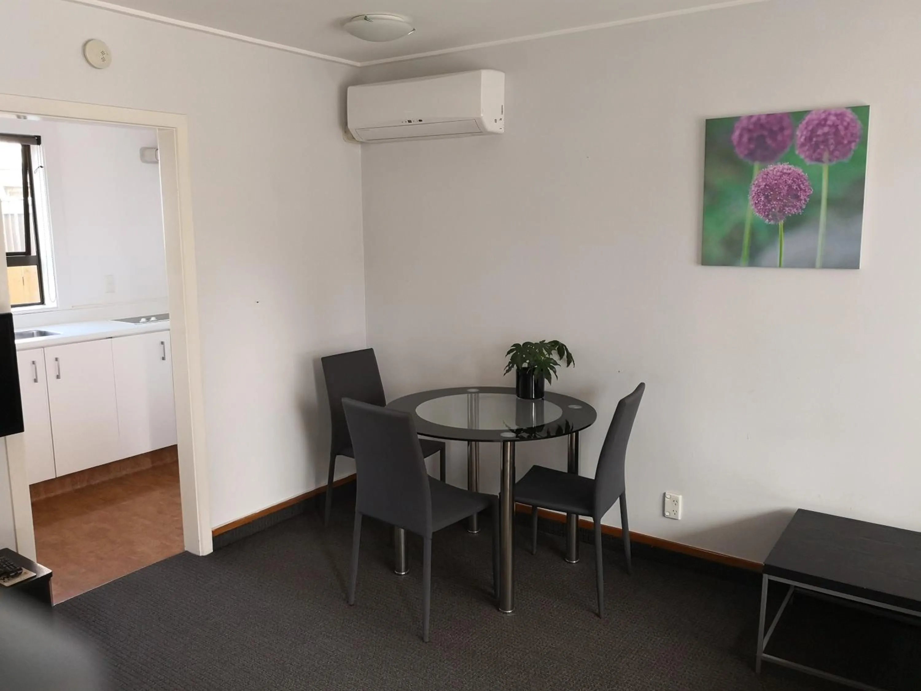 Dining area in Owens Motel