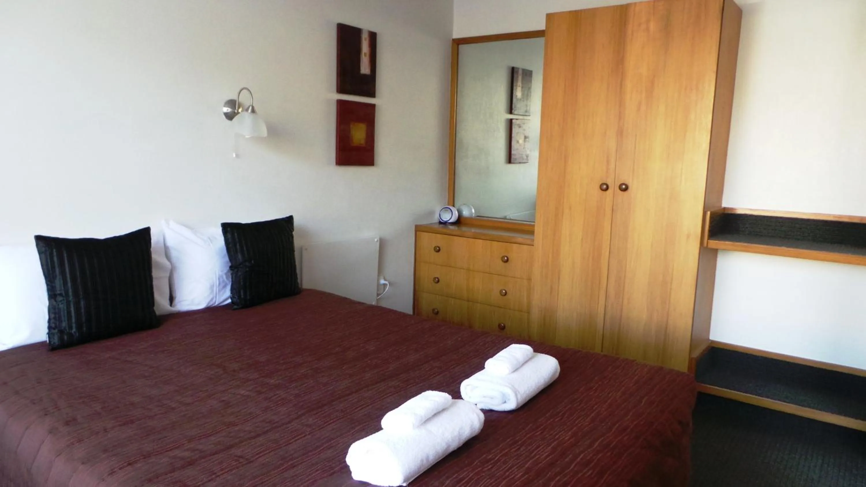 Photo of the whole room, Bed in Owens Motel