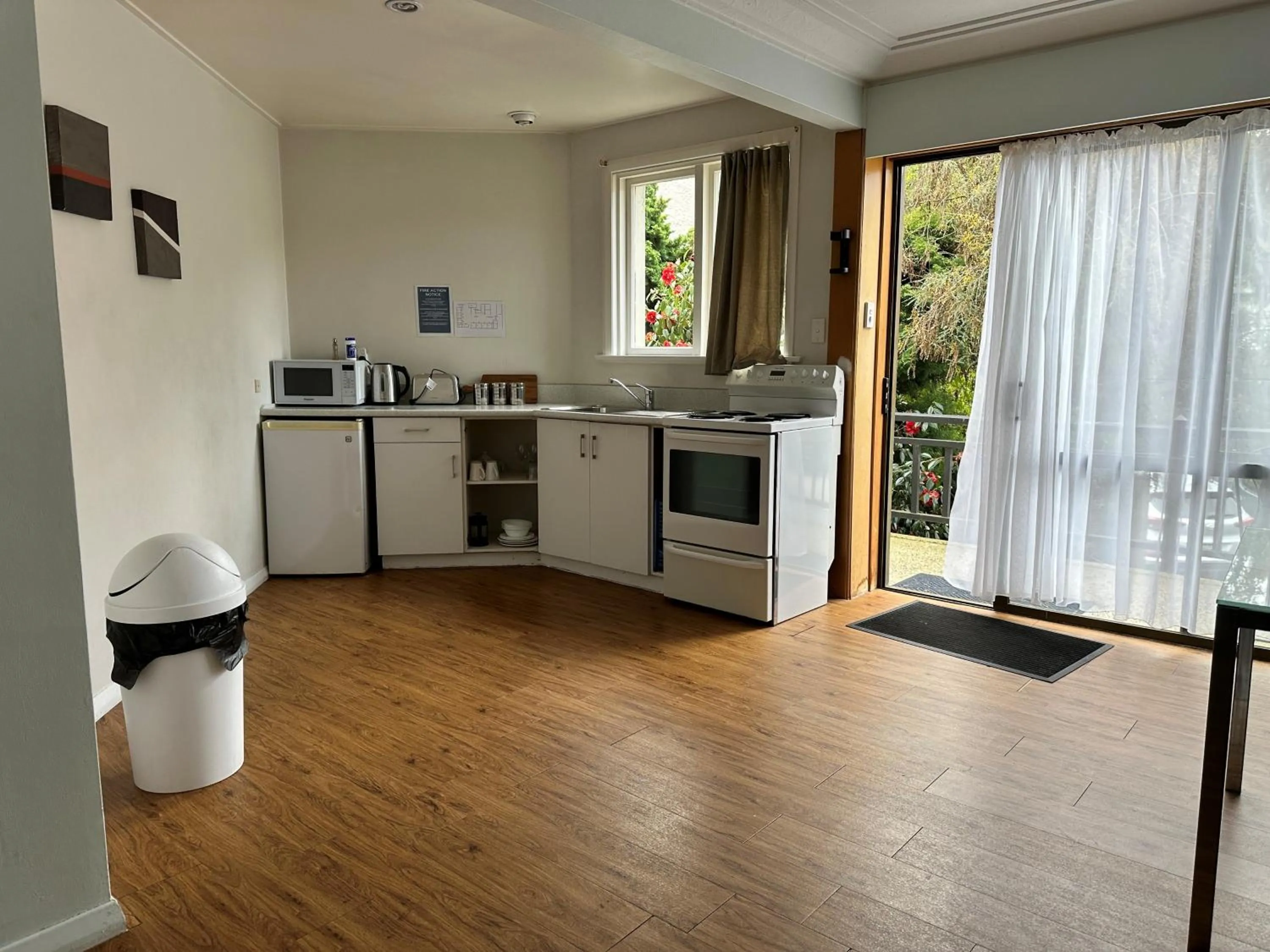 Kitchen or kitchenette in Owens Motel