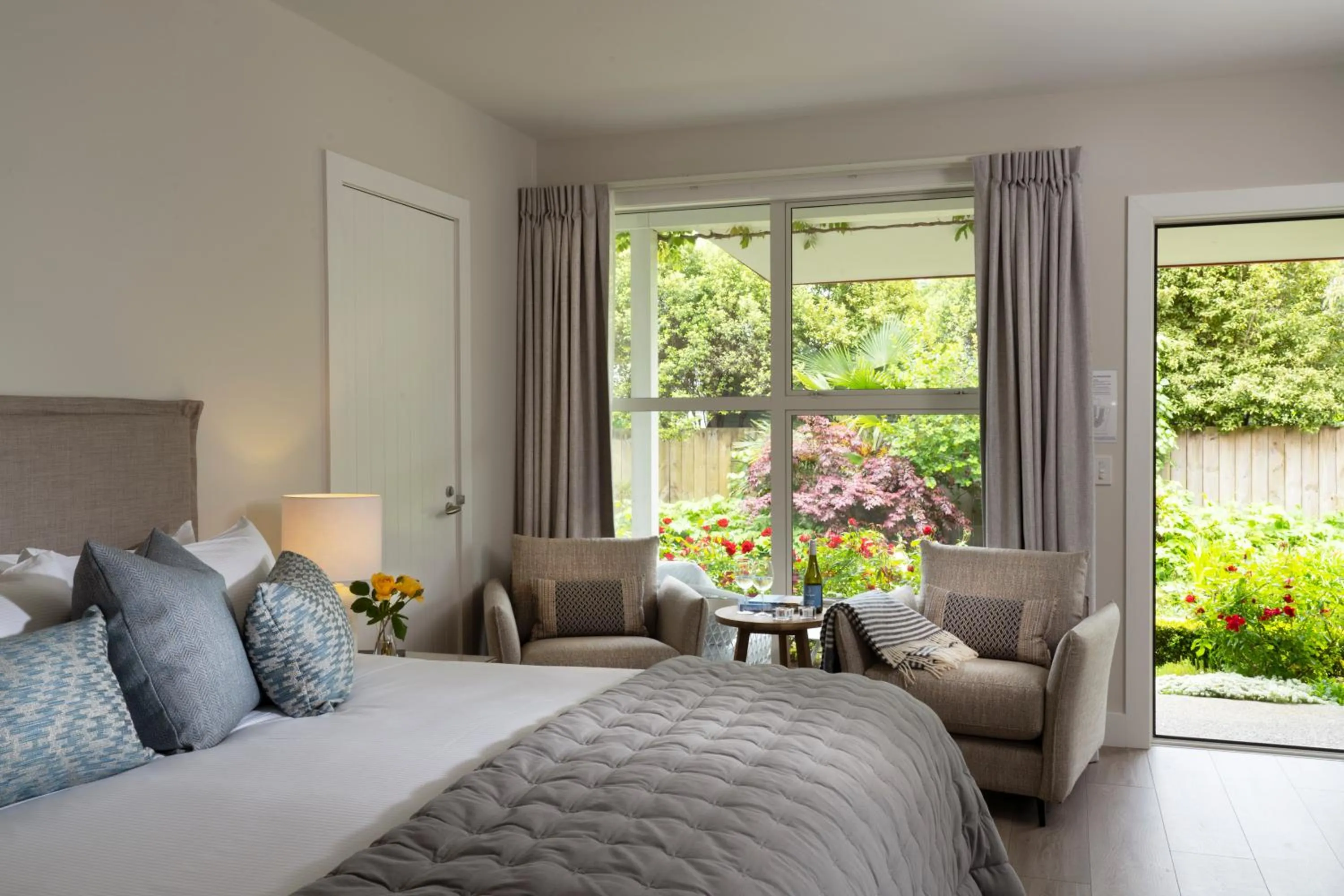 Seating area, Bed in Ratanui Lodge