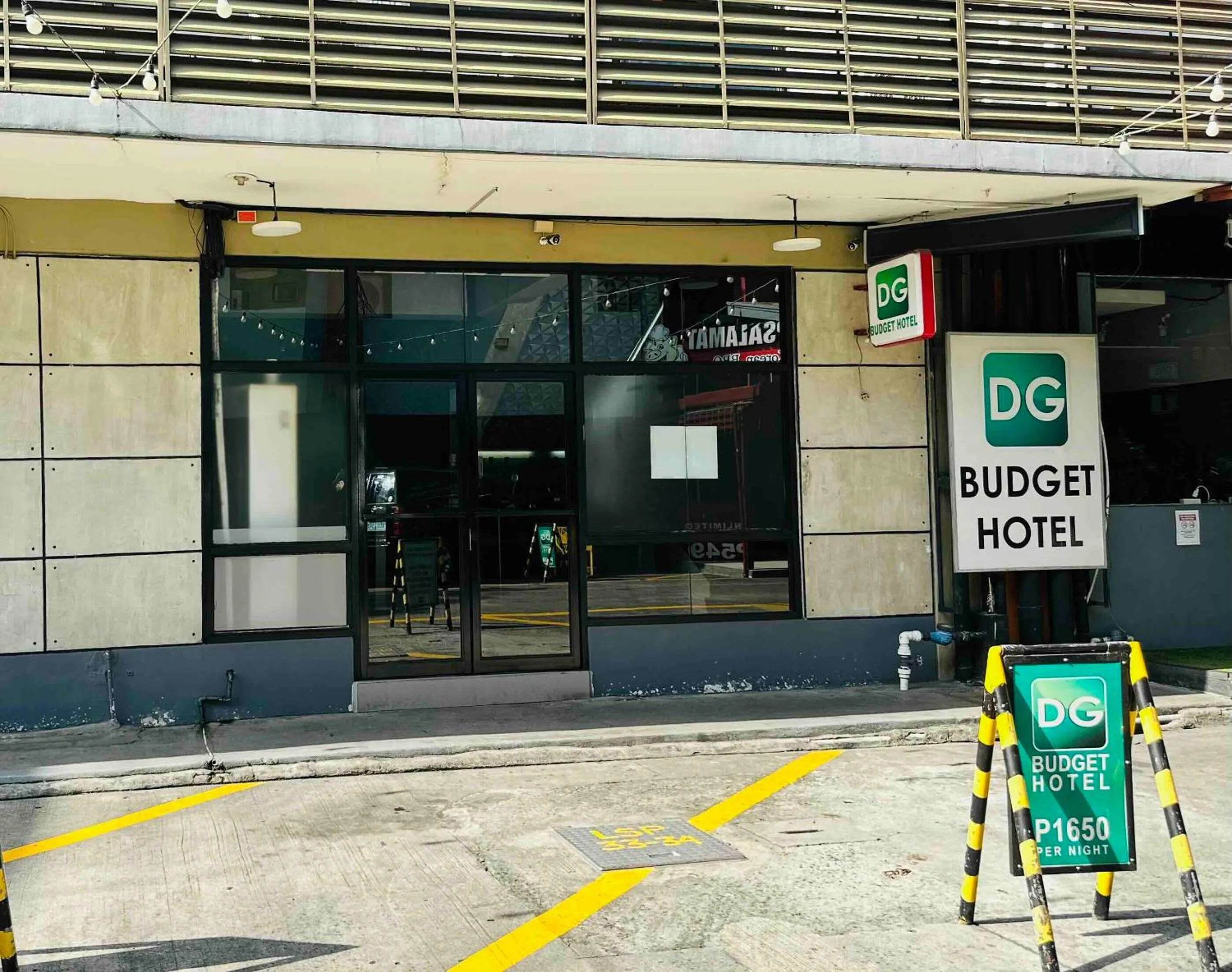 Facade/entrance in DG Budget Hotel Salem