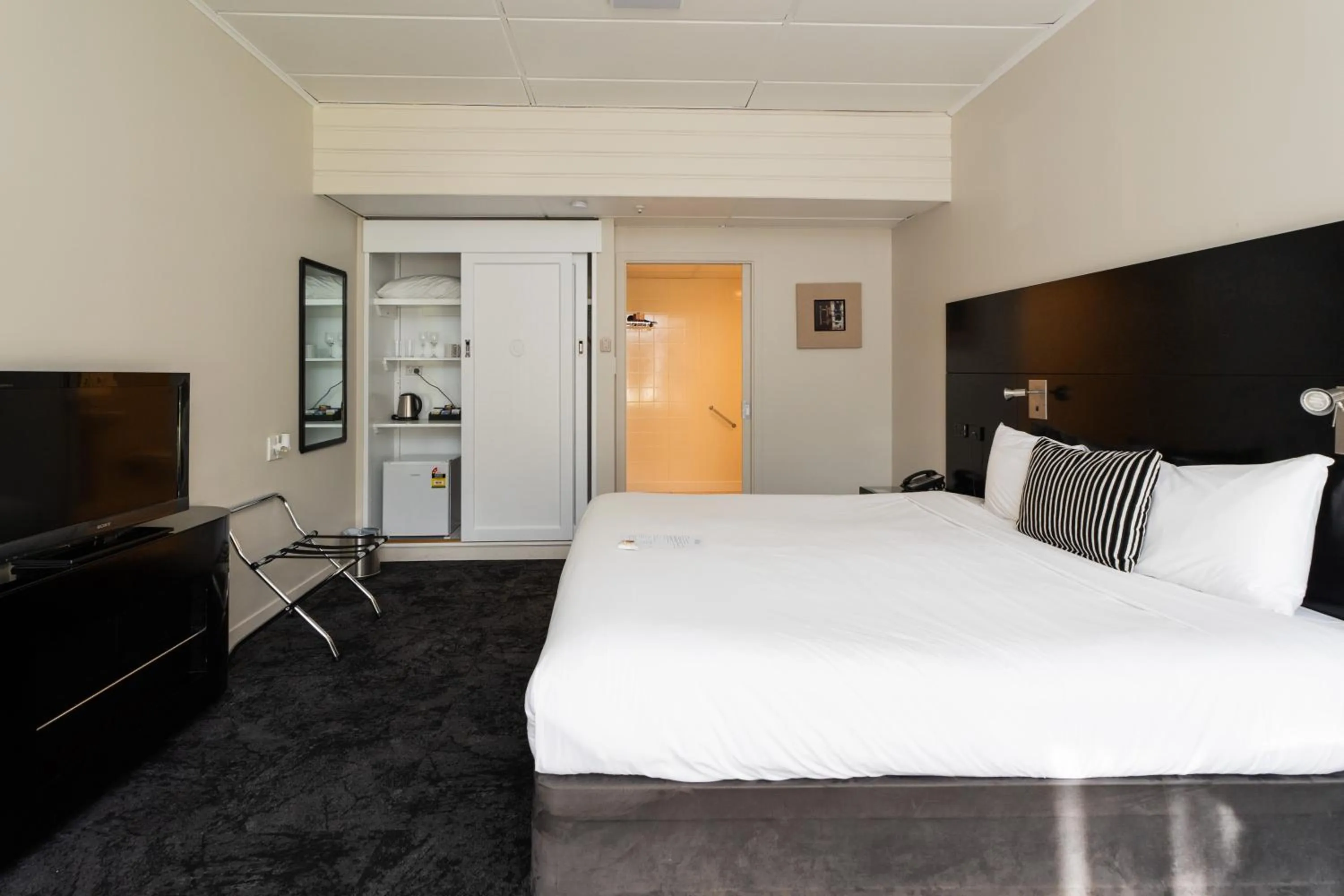 Bedroom, Bed in Hotel Armitage and Conference Centre