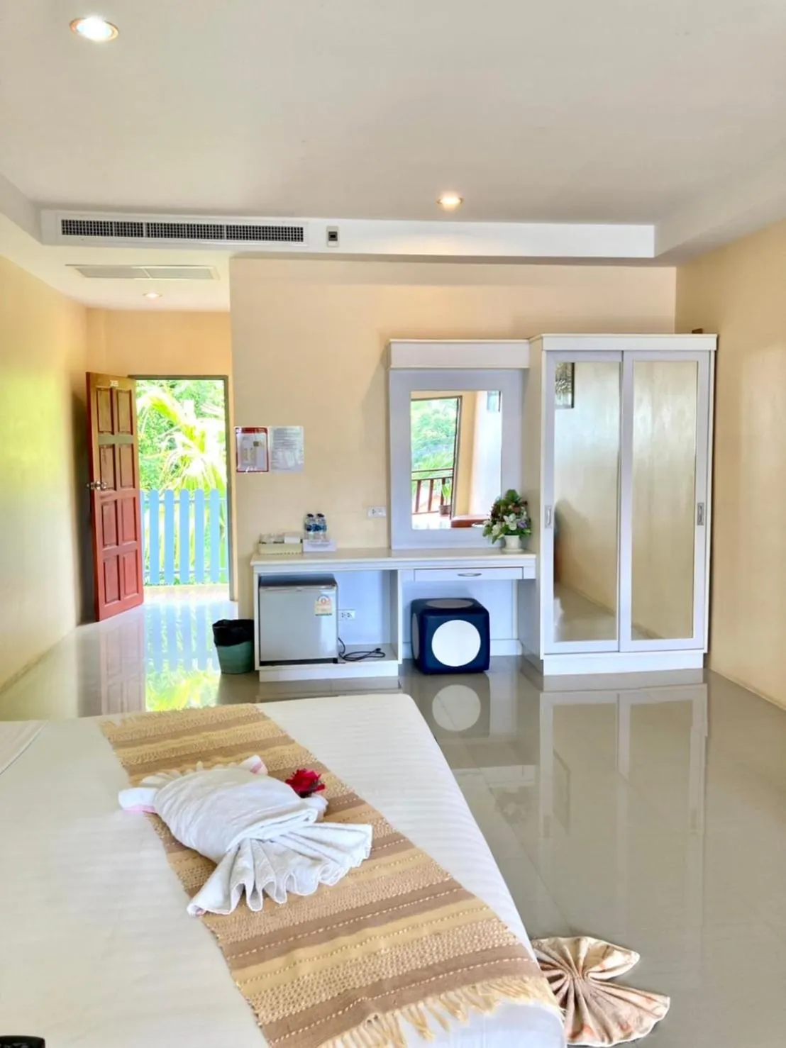 Bed in Lanta Just Come Hotel