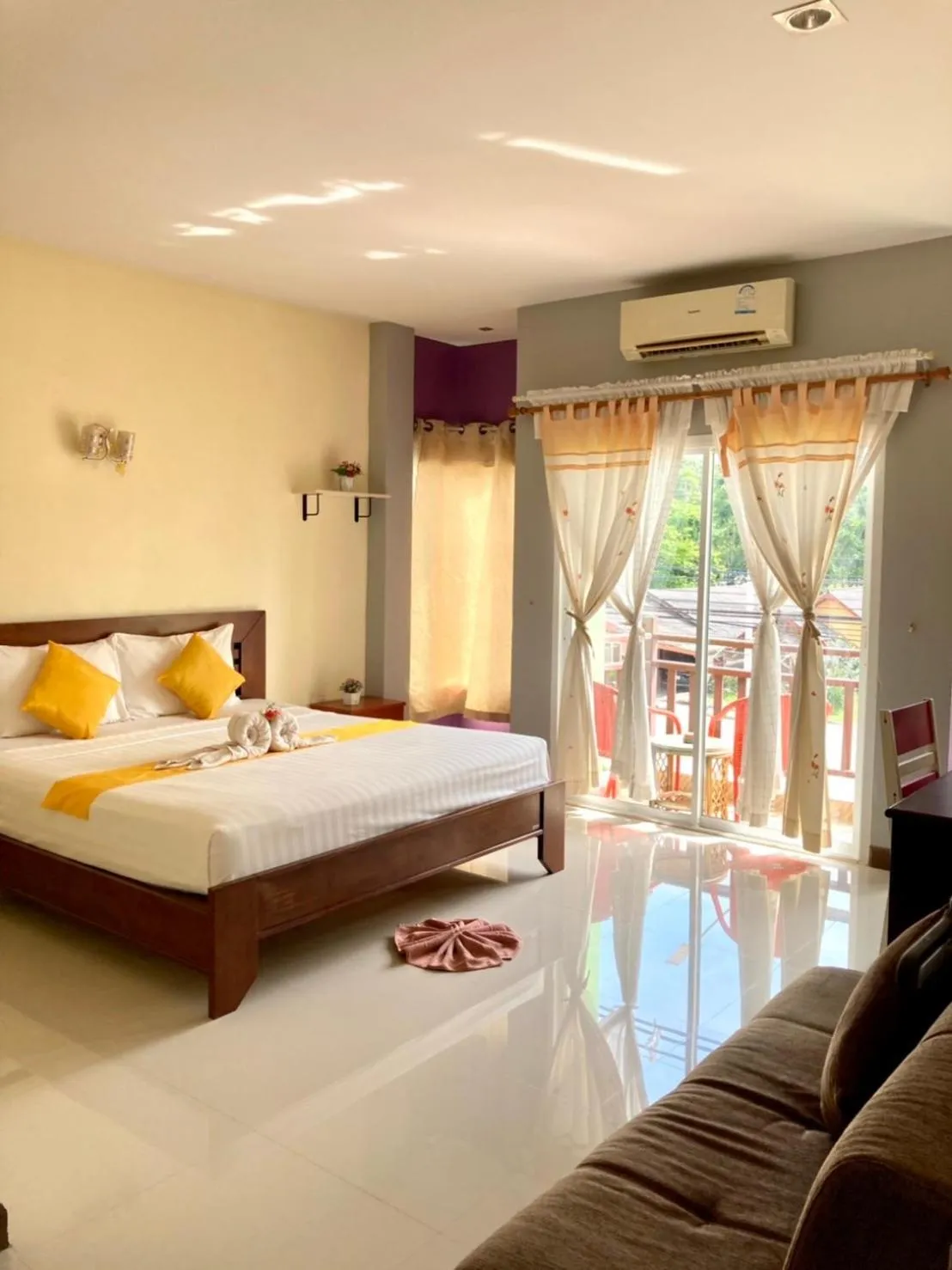 Bed in Lanta Just Come Hotel