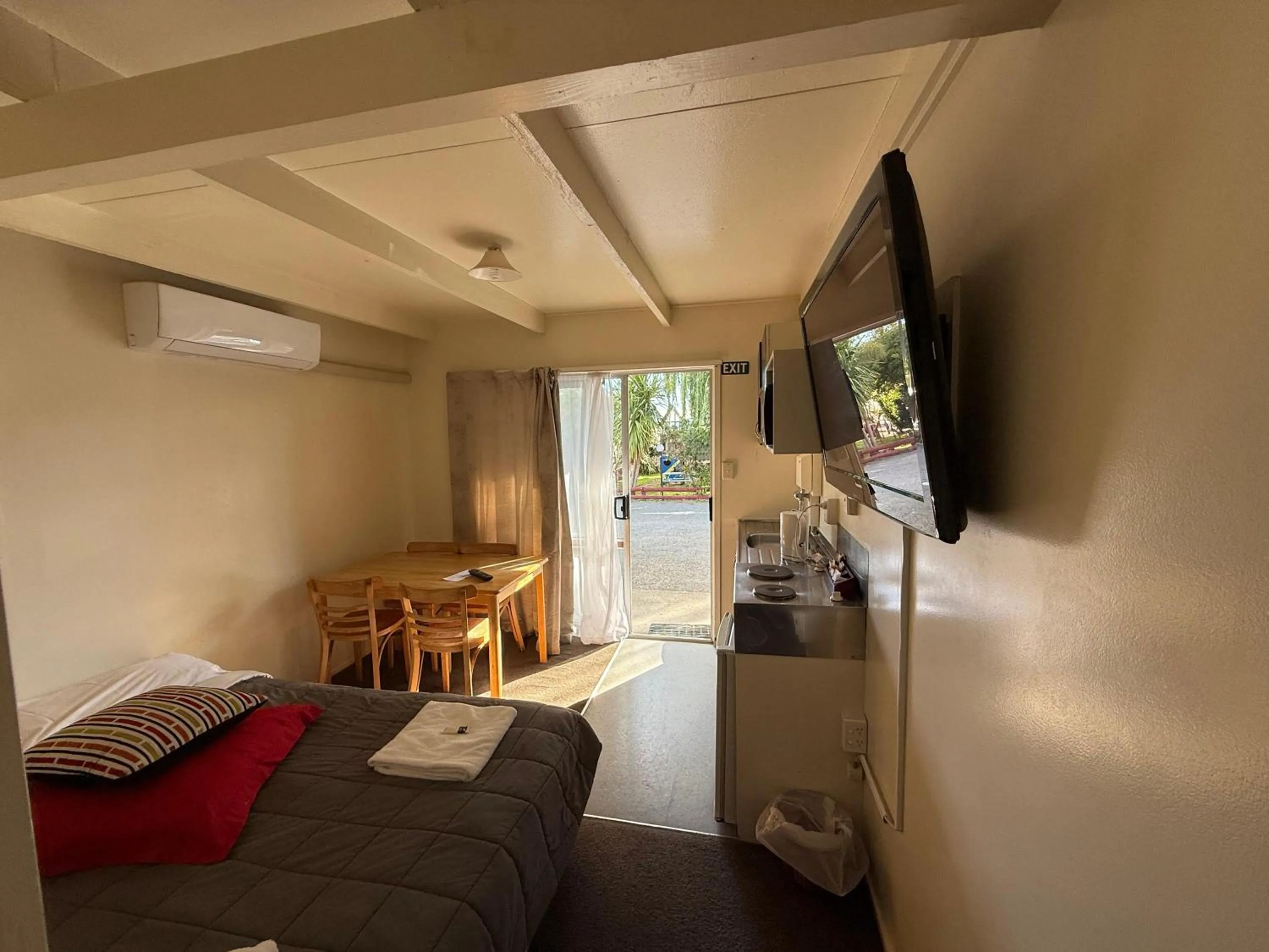 Bed in Camellia Court Family Motel