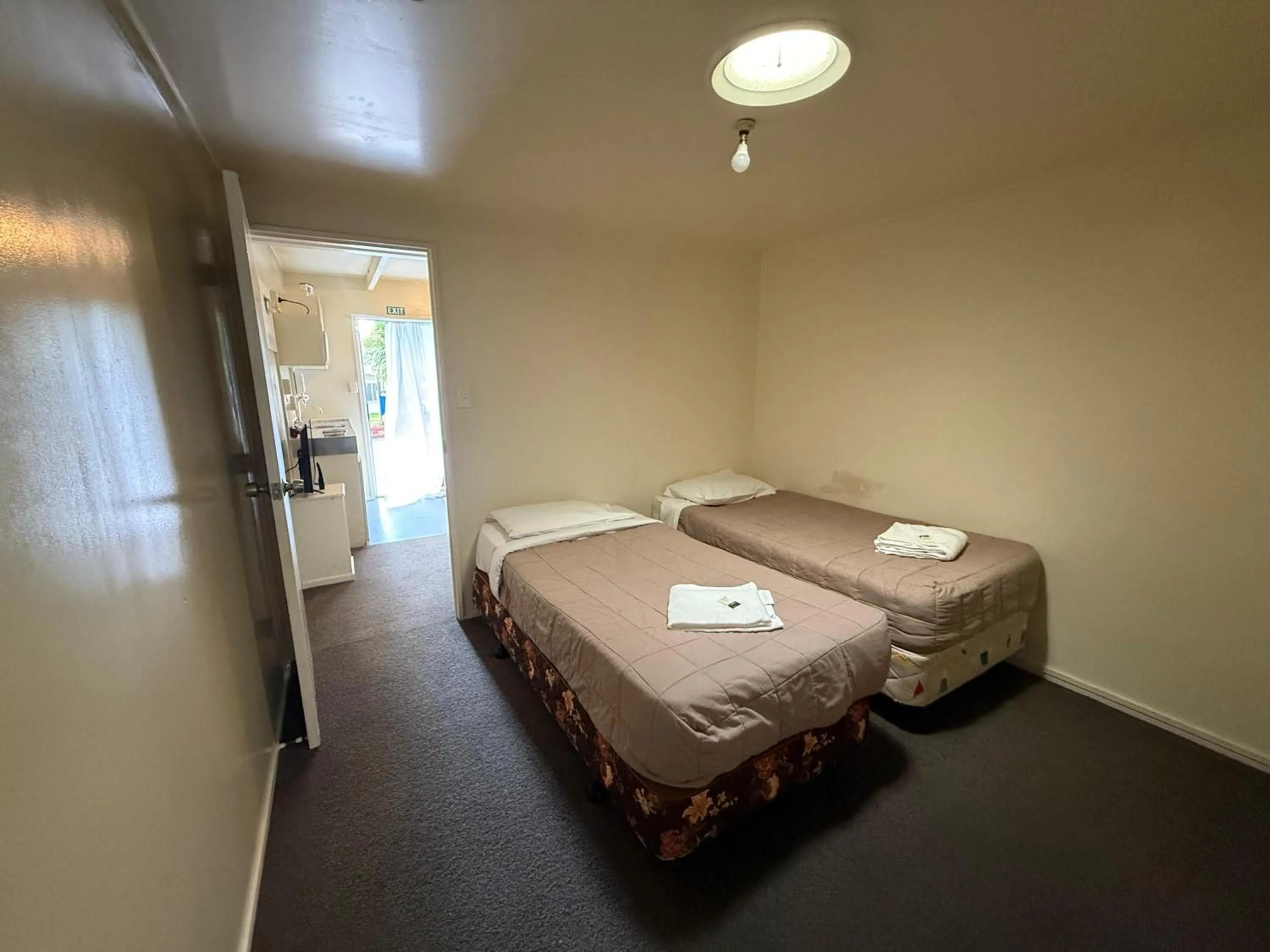 Bed in Camellia Court Family Motel