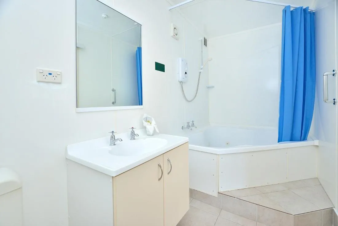 Bathroom in Auckland Northshore Motels & Holiday Park