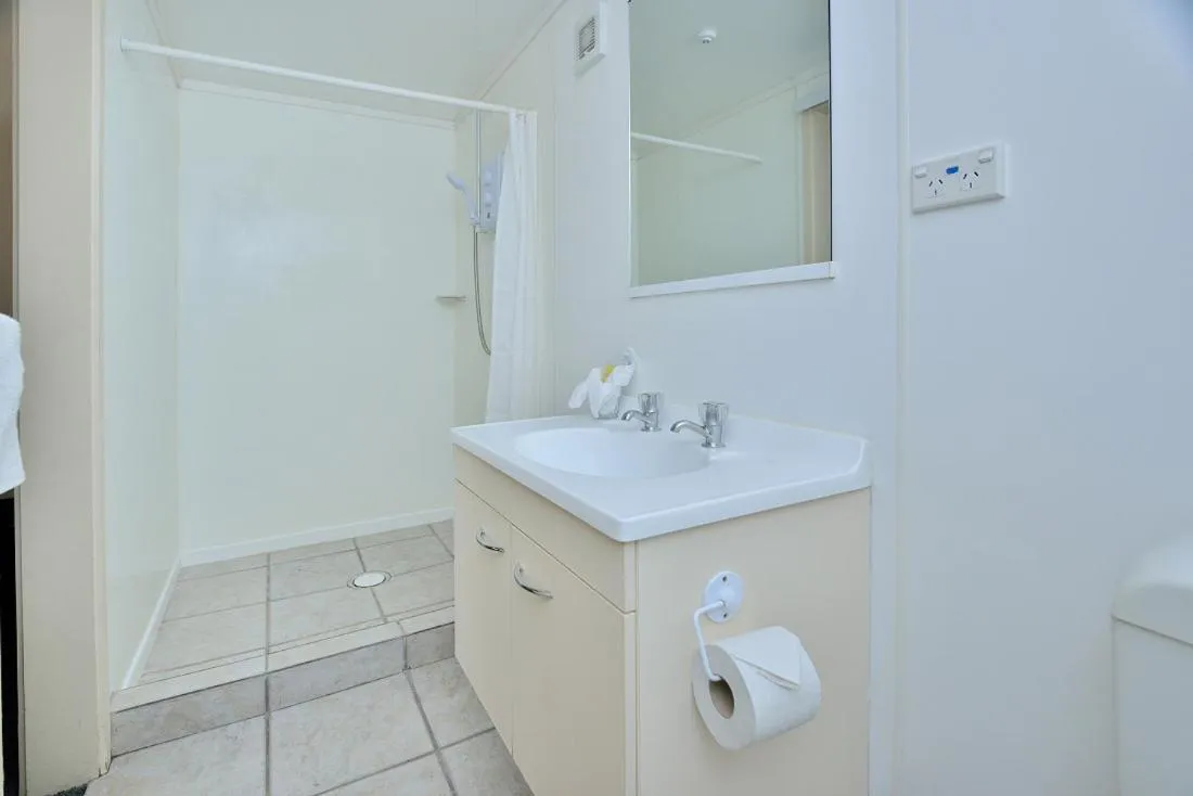Bathroom in Auckland Northshore Motels & Holiday Park