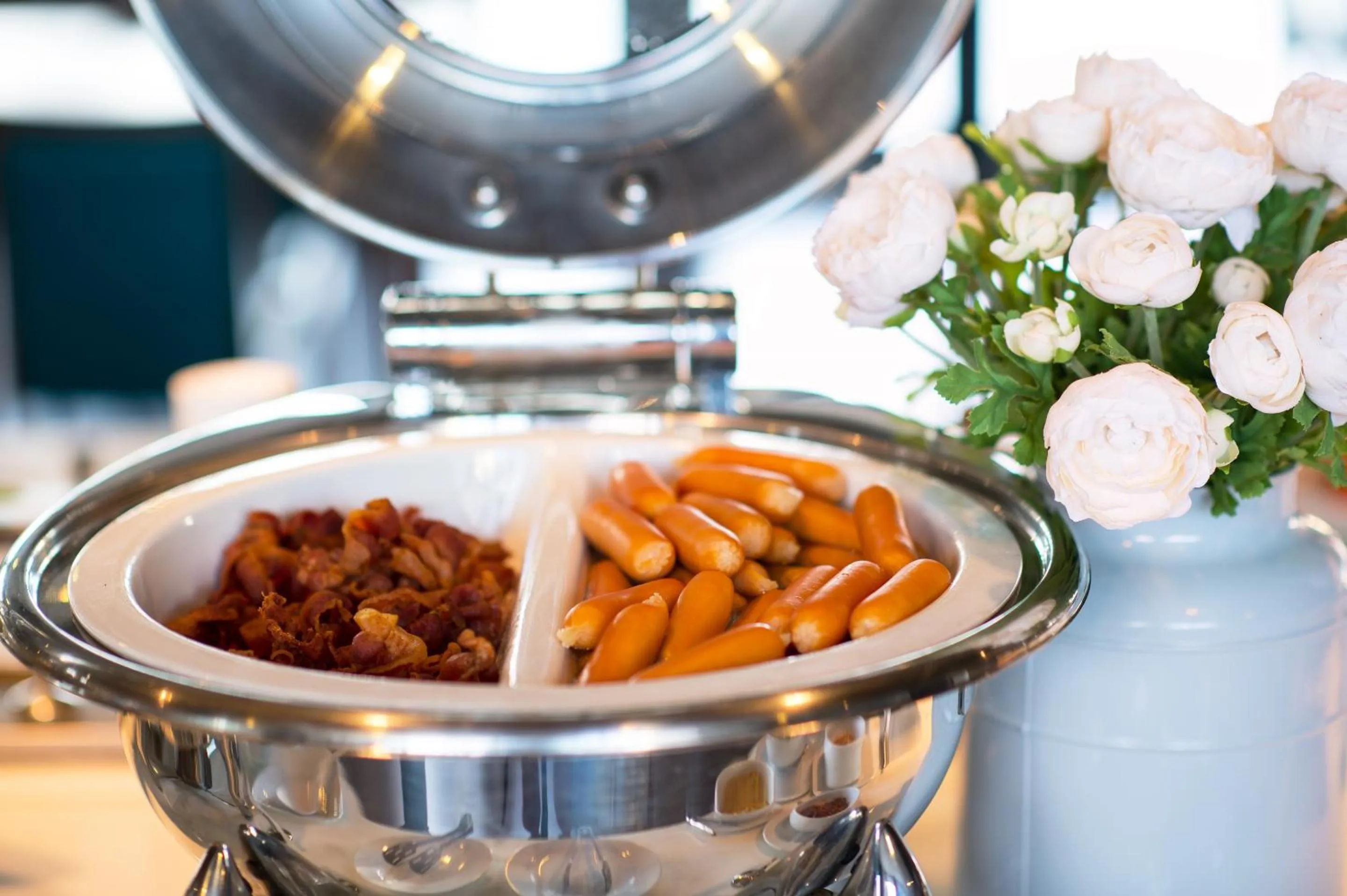 Buffet breakfast in Simplitel