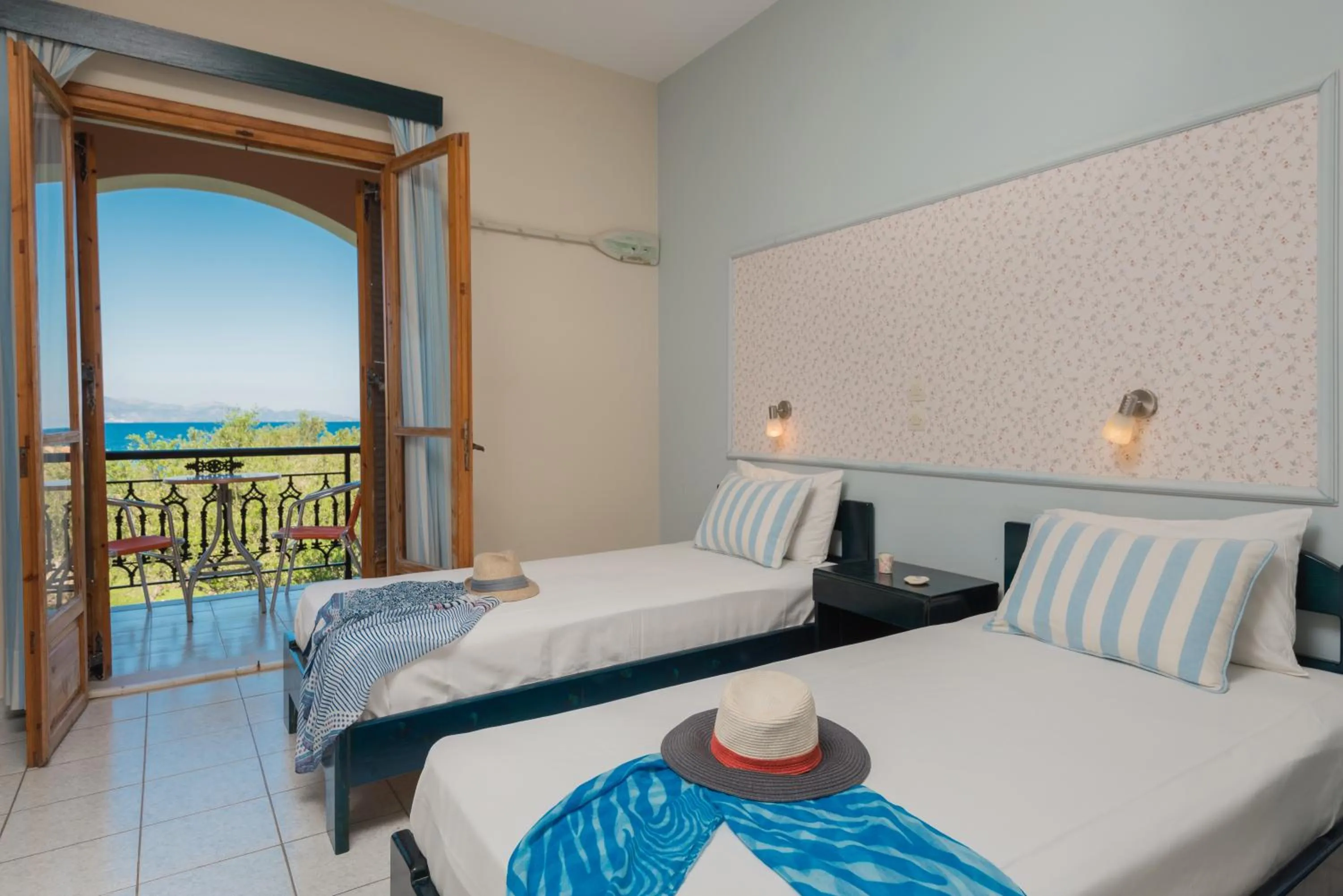 Photo of the whole room, Bed in Kavos Psarou Studios & Apartments