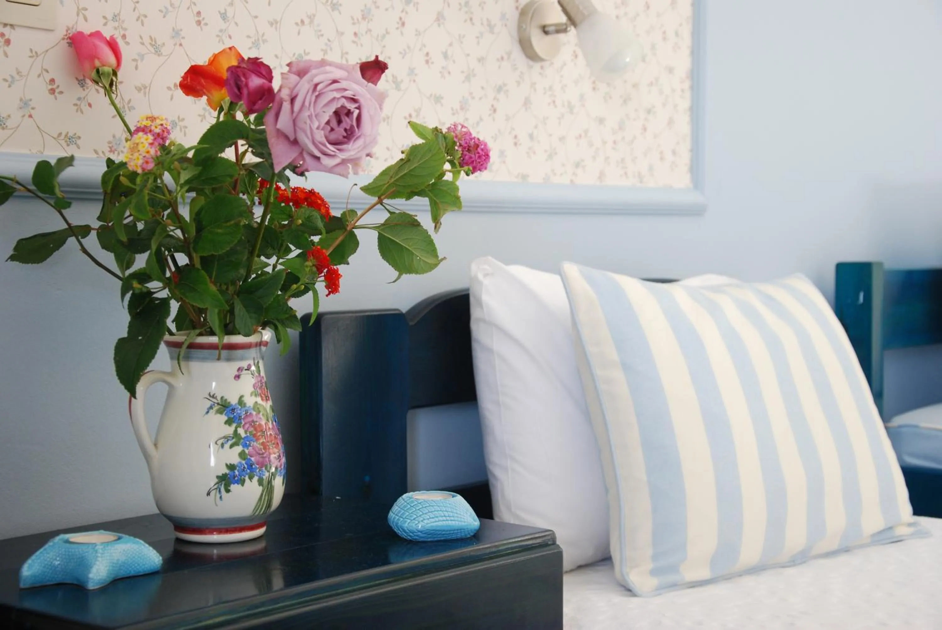 Decorative detail, Bed in Kavos Psarou Studios & Apartments