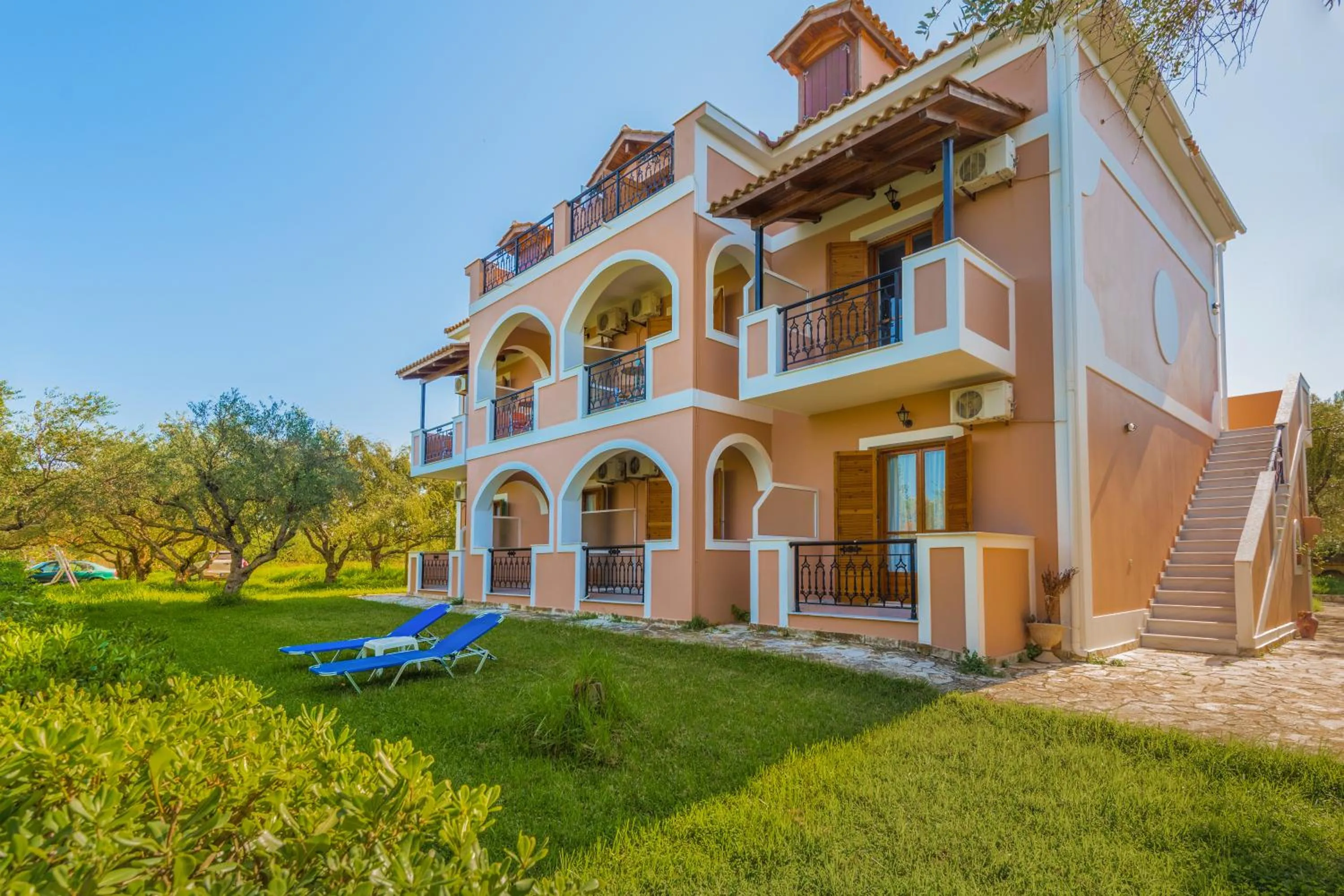 Facade/entrance in Kavos Psarou Studios & Apartments