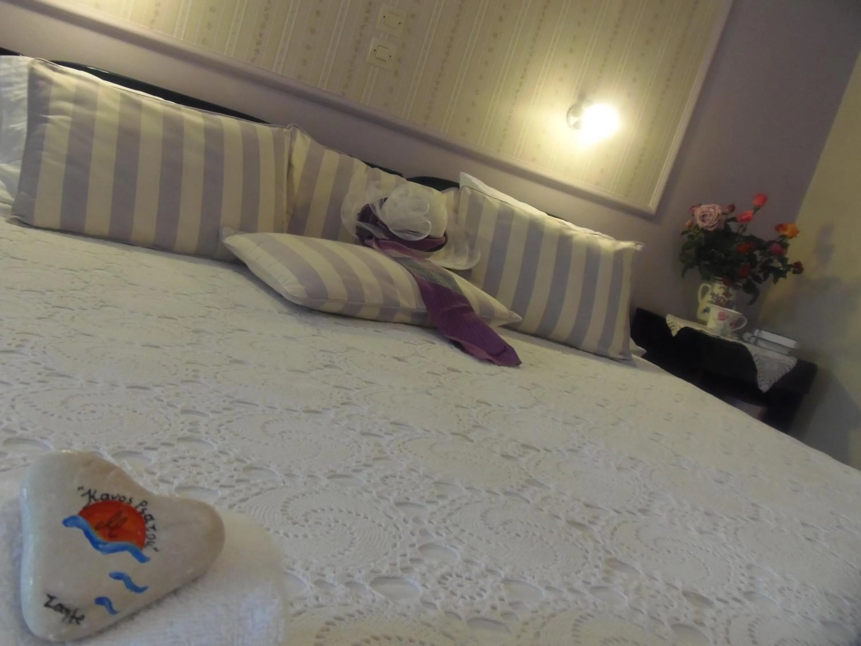 Decorative detail, Bed in Kavos Psarou Studios & Apartments
