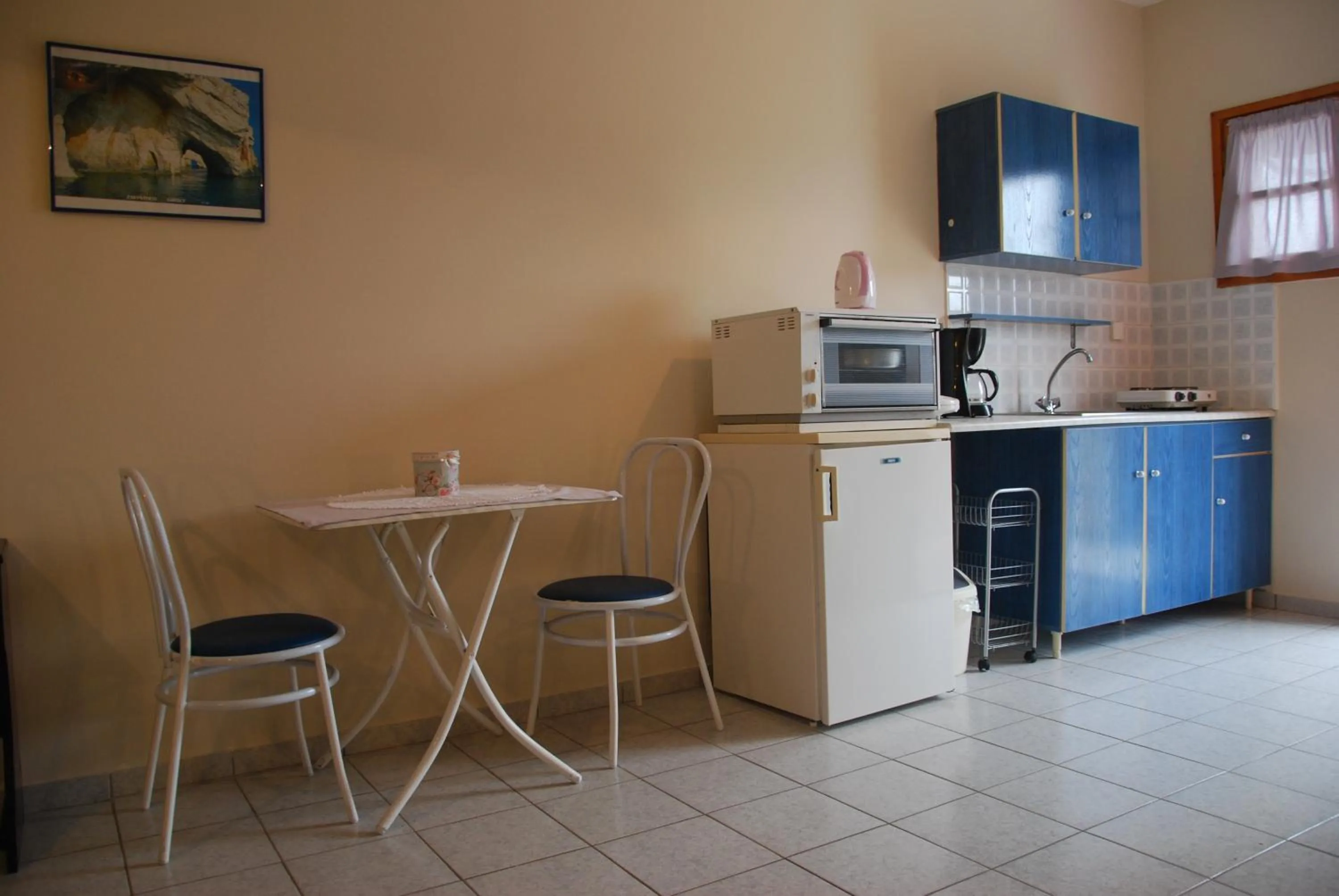 Kitchen or kitchenette in Kavos Psarou Studios & Apartments