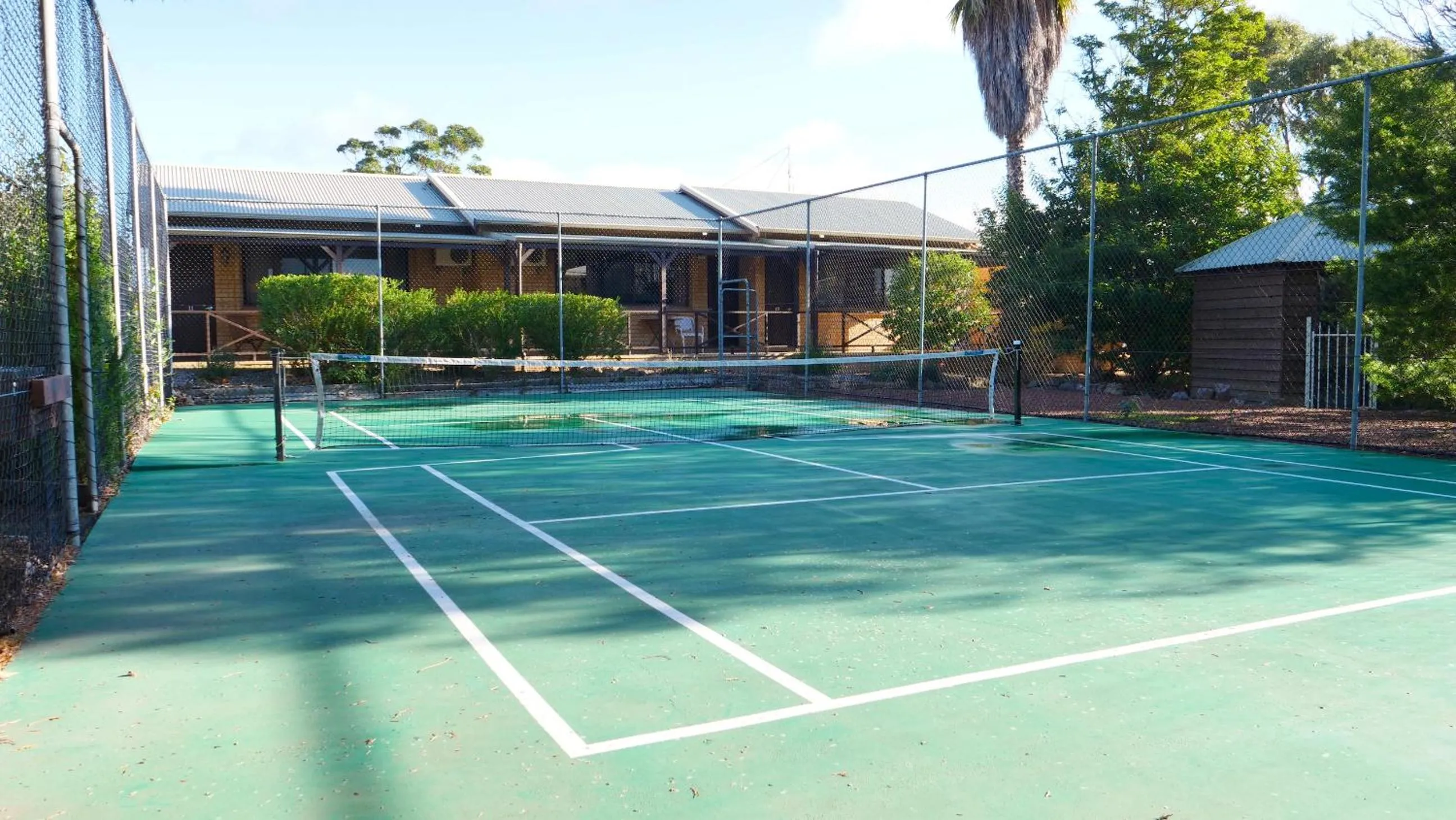 Tennis court in Margaret River Motel