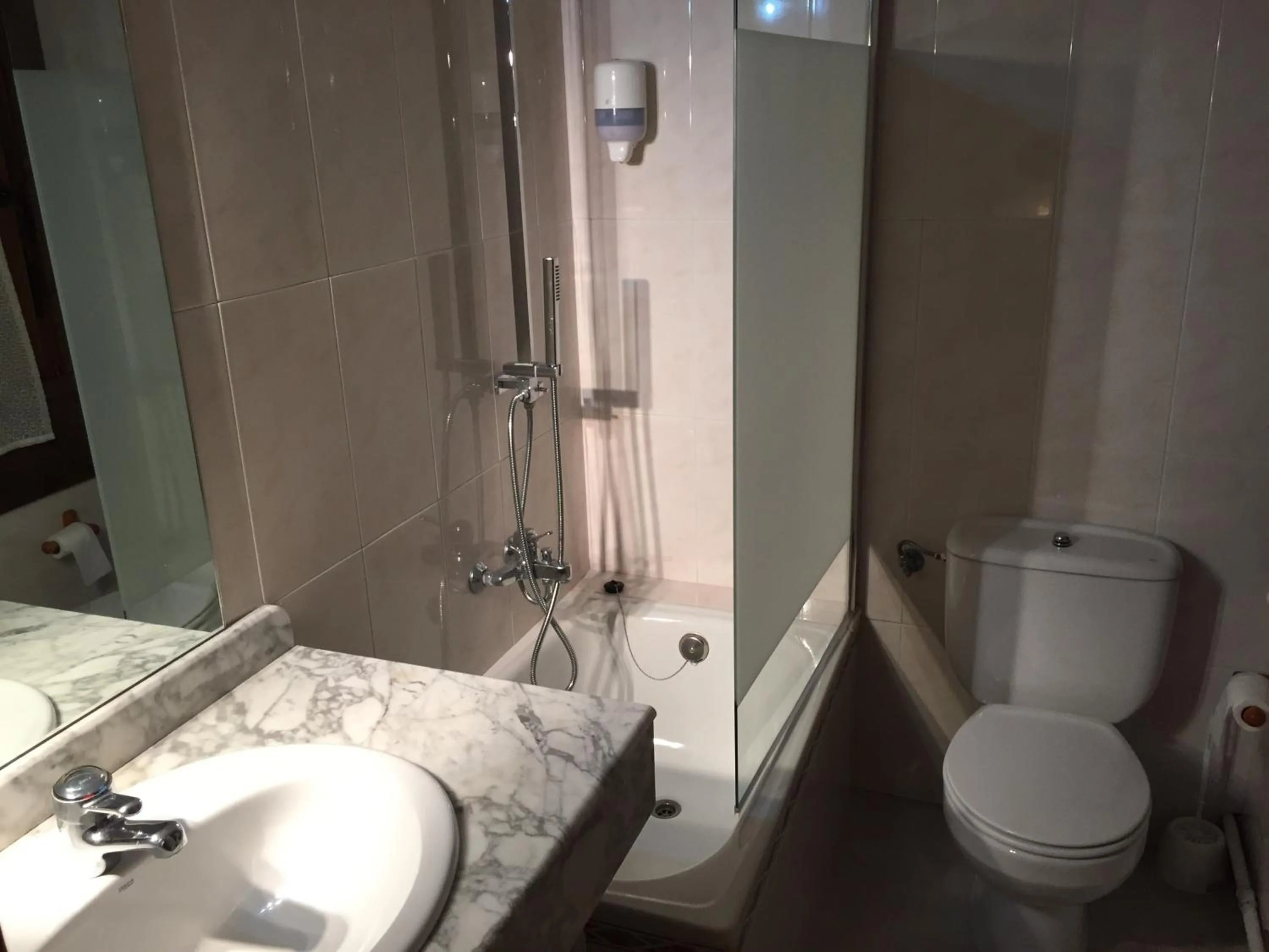 Bathroom in Hotel Apartamentos Barrau