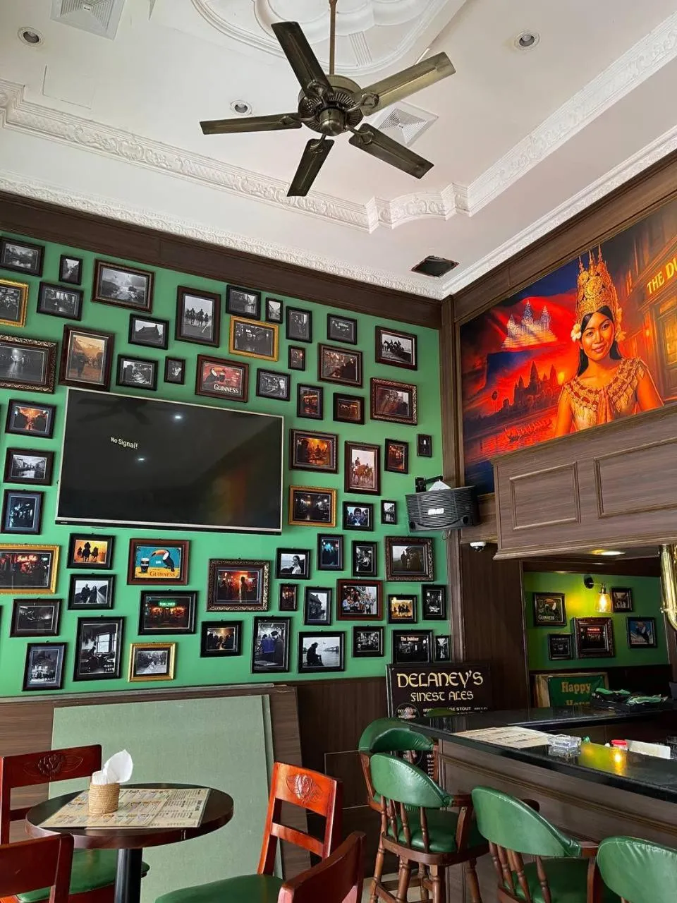 Communal lounge/ TV room in The Dubliner Inn