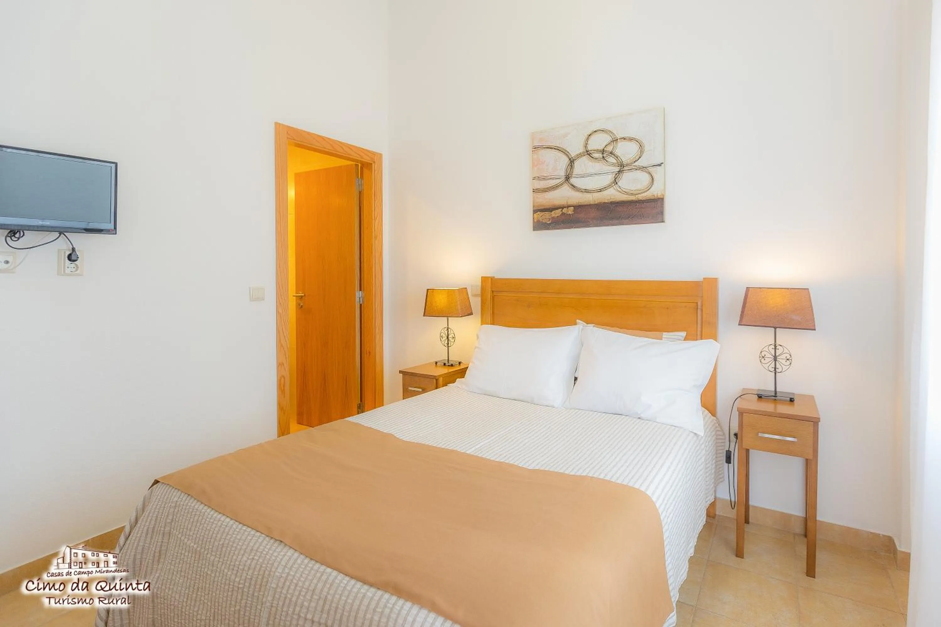 Shower, Bed in Casas Campo Cimo da Quinta