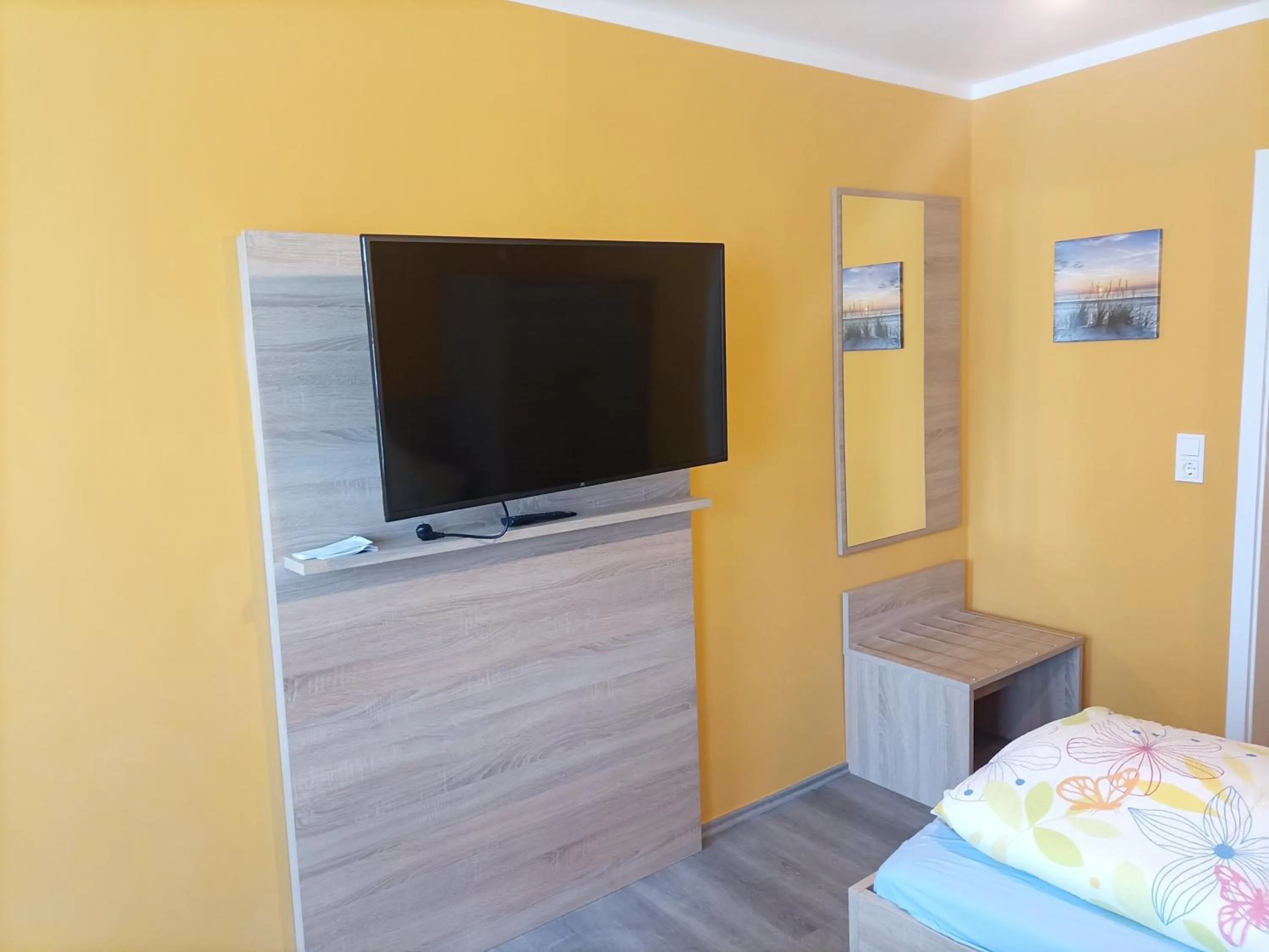 TV and multimedia, Bed in Hotel An der Karlstadt