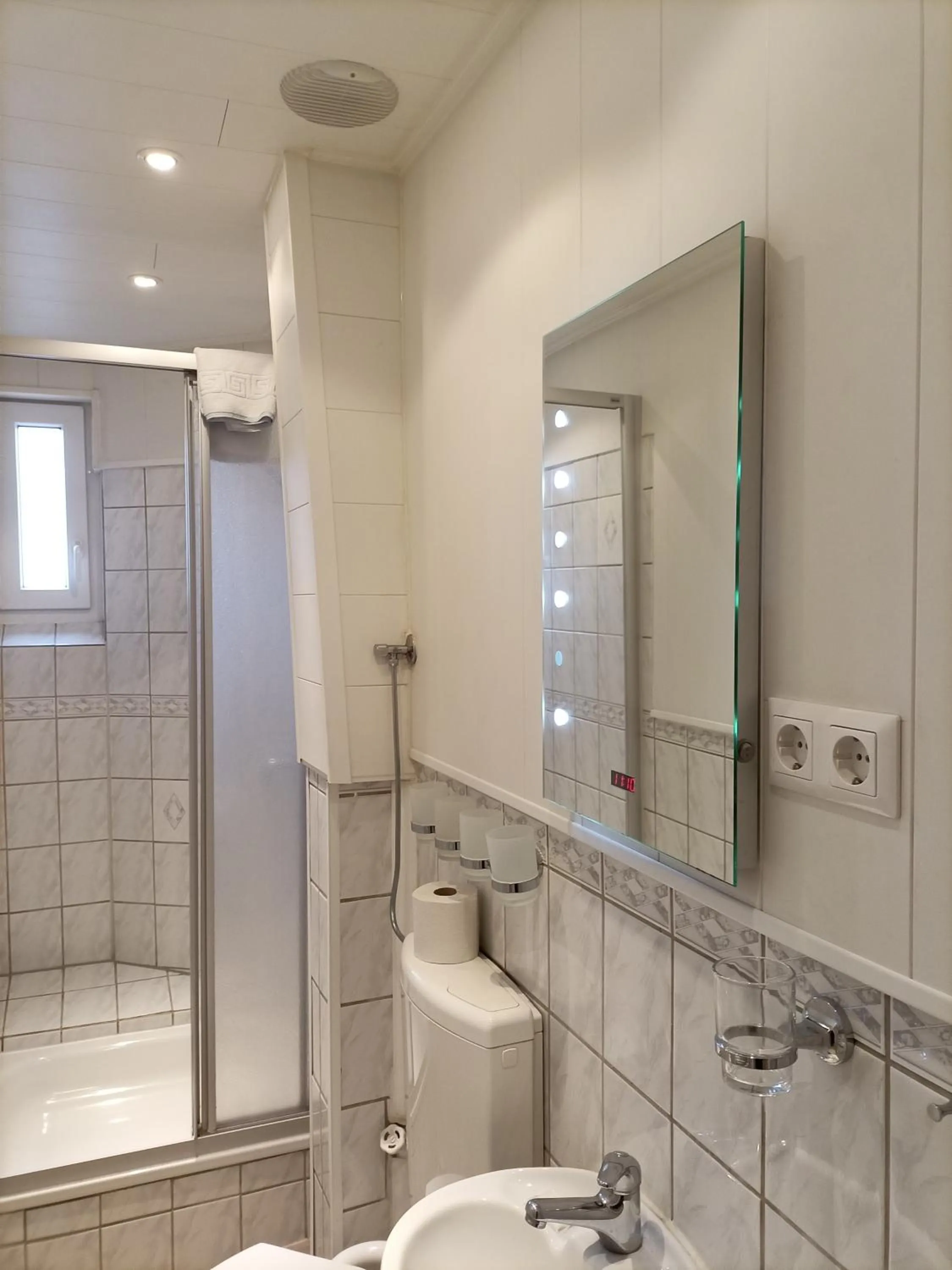 Shower in Hotel An der Karlstadt