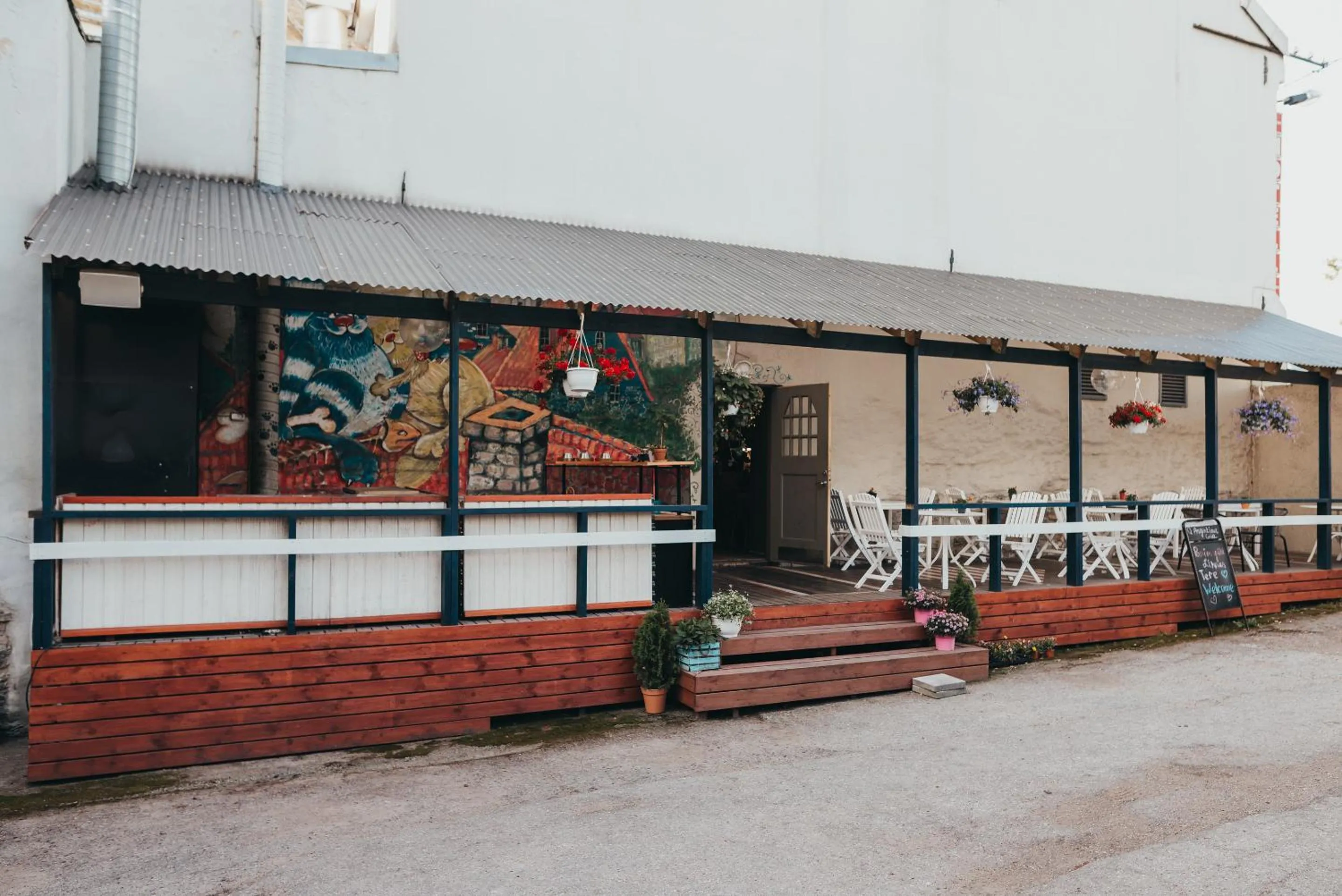 Restaurant/places to eat in Economy Hotel