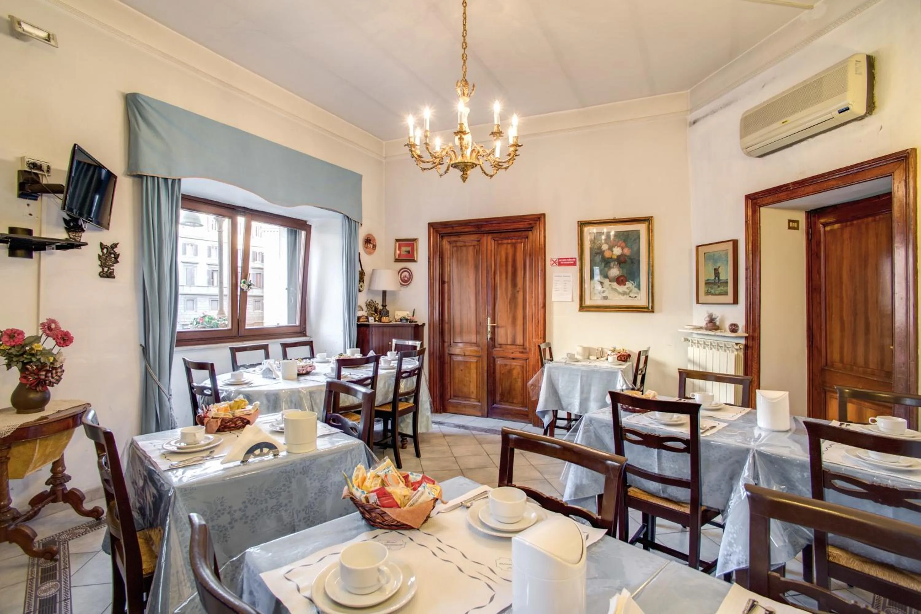 Restaurant/places to eat in Hotel Primavera