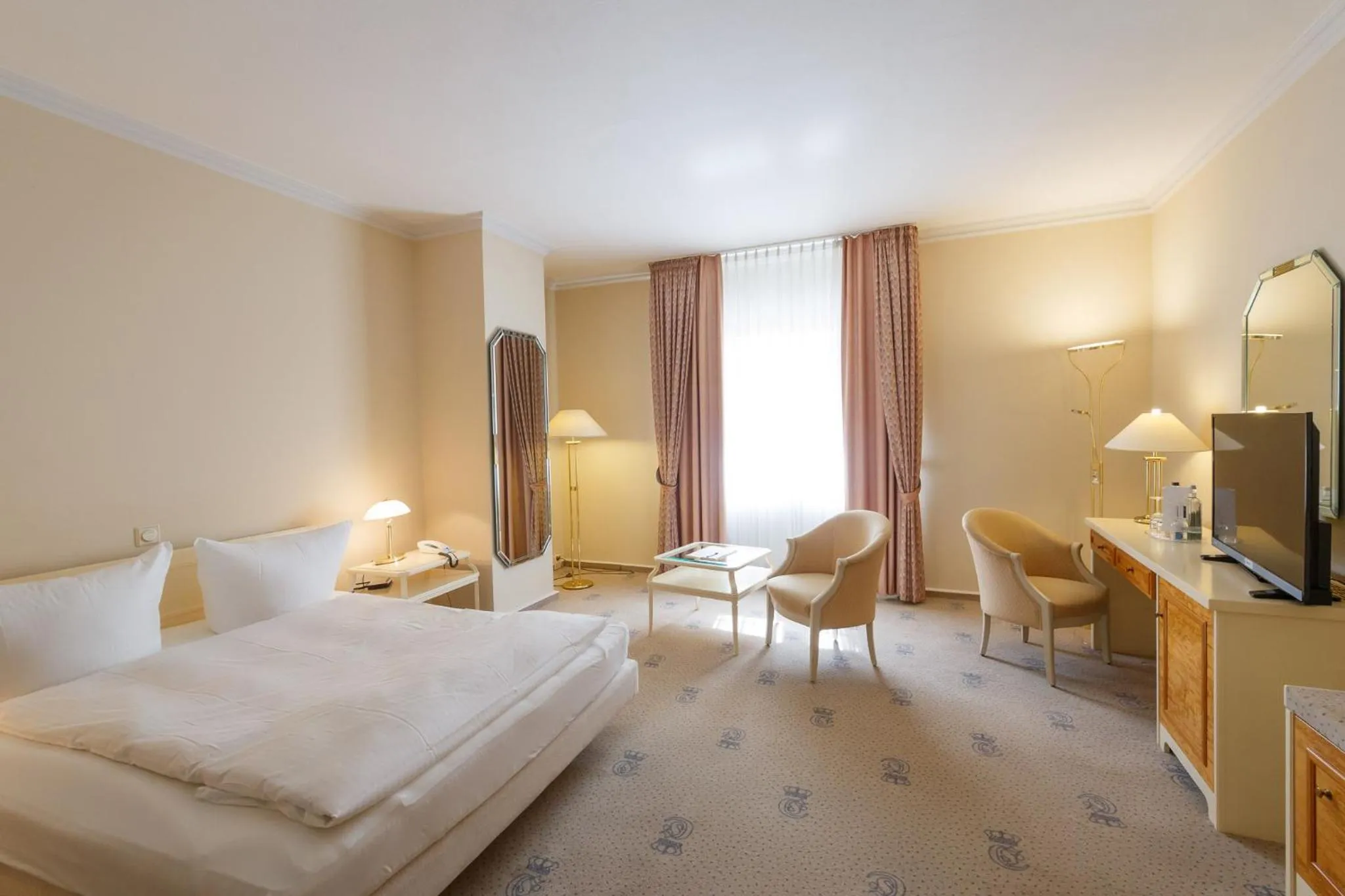 Photo of the whole room, Bed in Hotel Erbprinz & Restaurant "Prinzenstube"