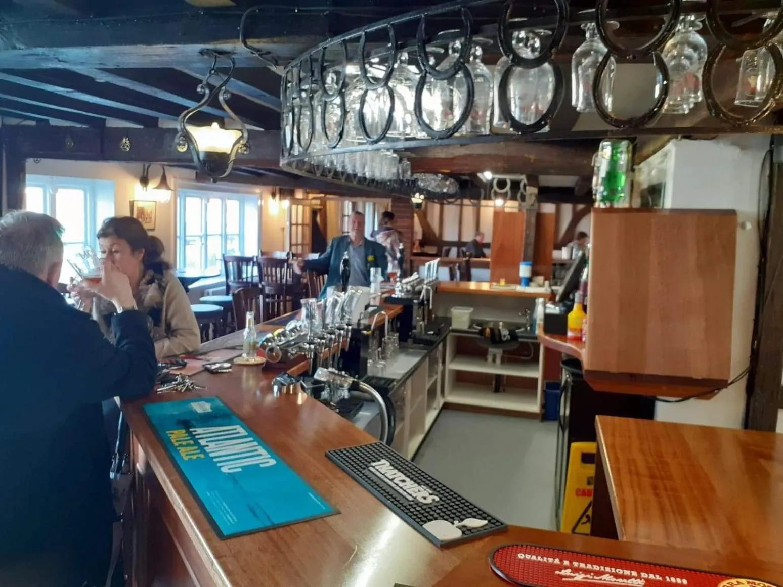 Lounge or bar in The Bear Inn and Burwash Motel