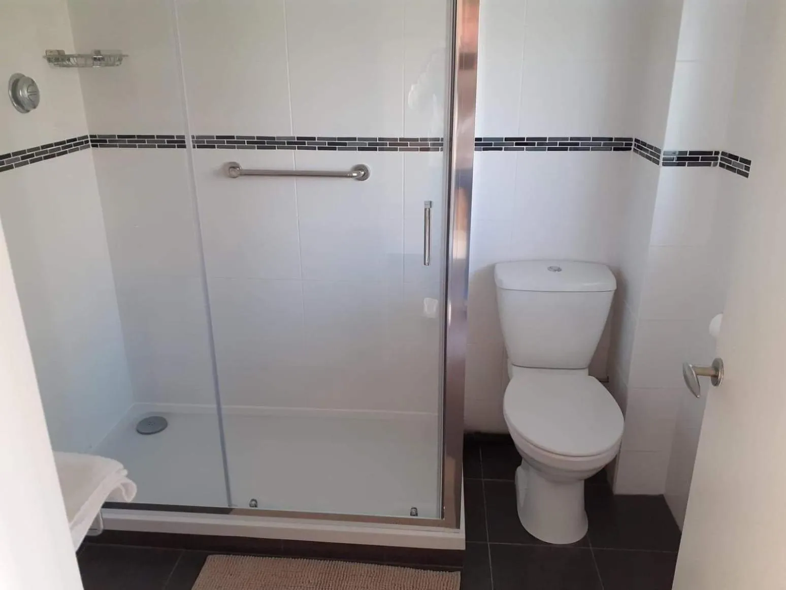 Shower in The Bear Inn and Burwash Motel