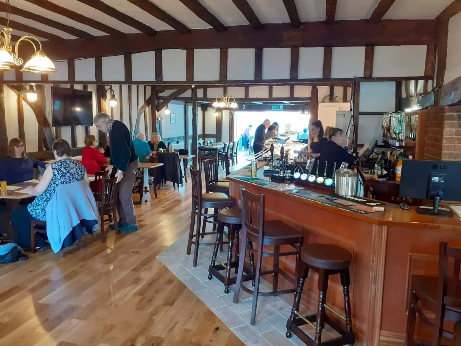 Restaurant/places to eat in The Bear Inn and Burwash Motel