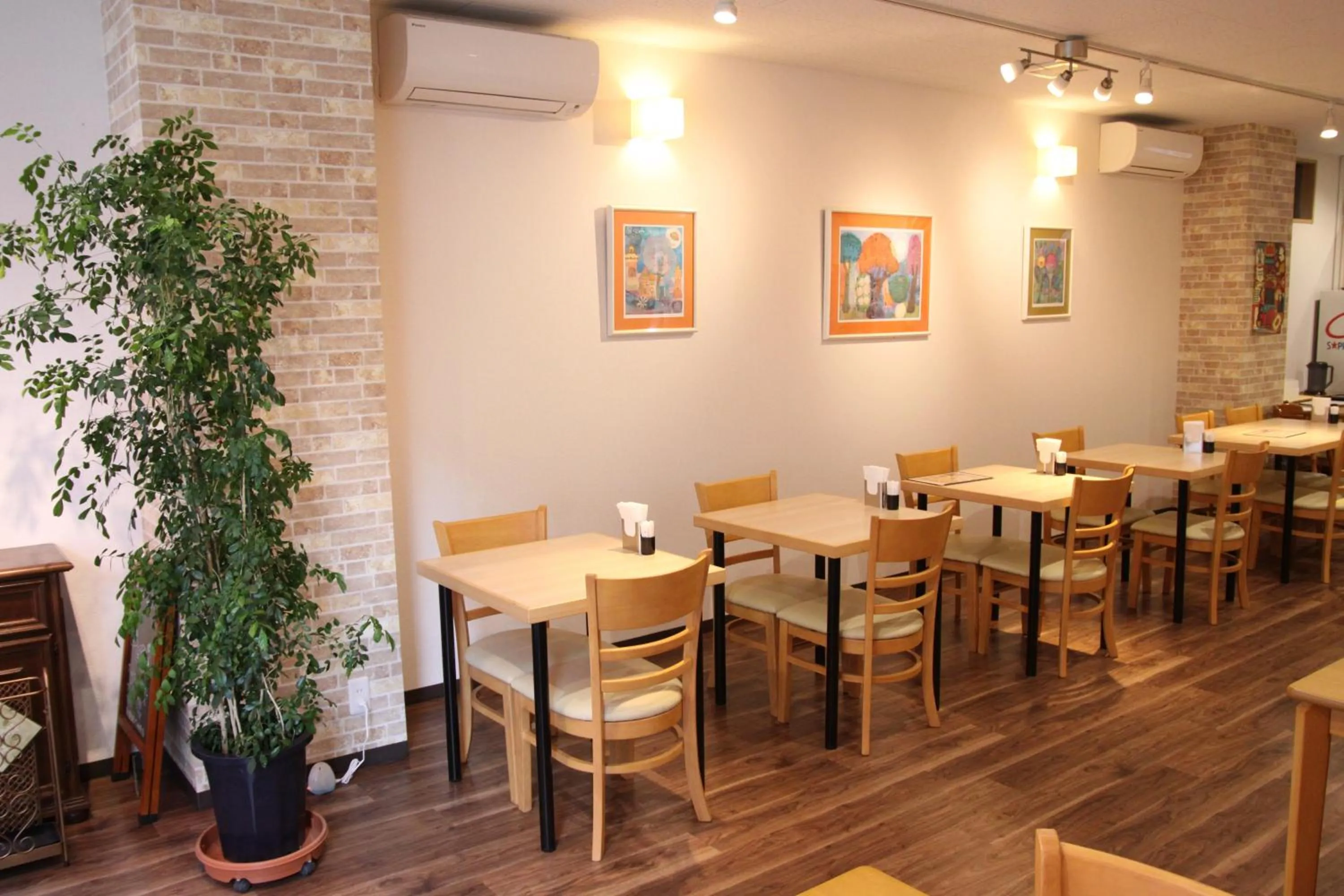 Restaurant/places to eat in Connect Inn