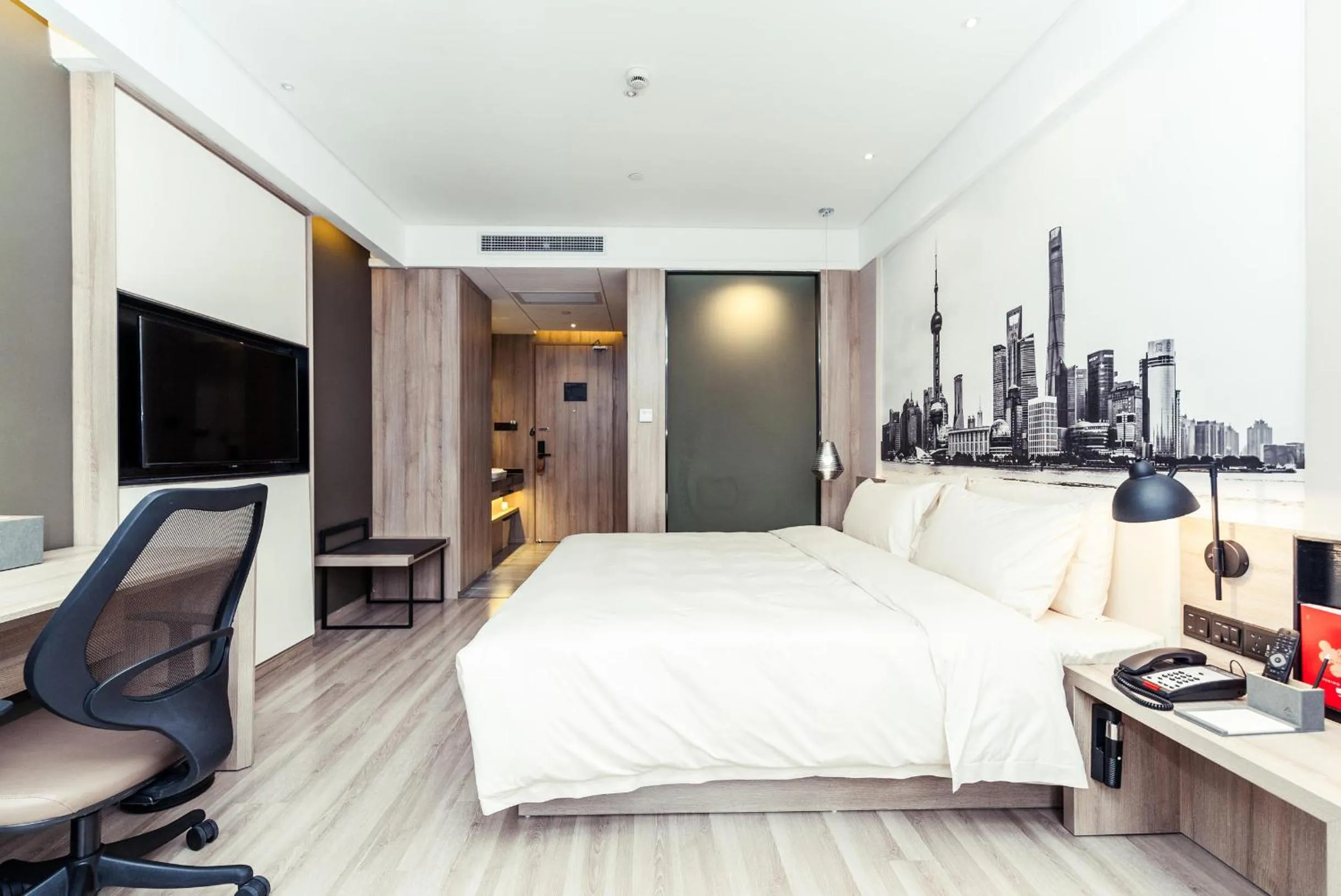 Bed in Atour Hotel Shanghai Pudong Airport