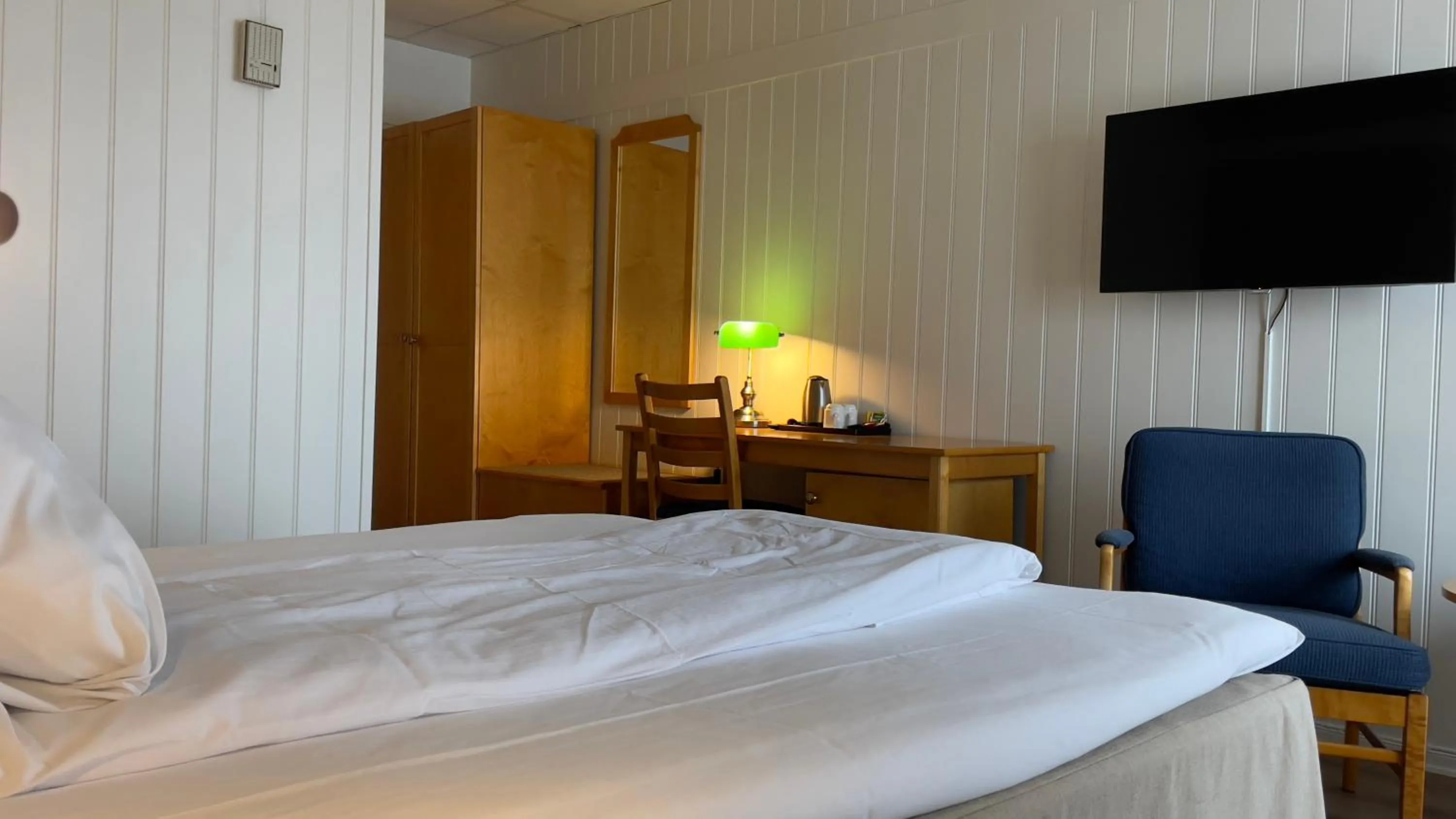 TV and multimedia, Bed in Risør Hotel