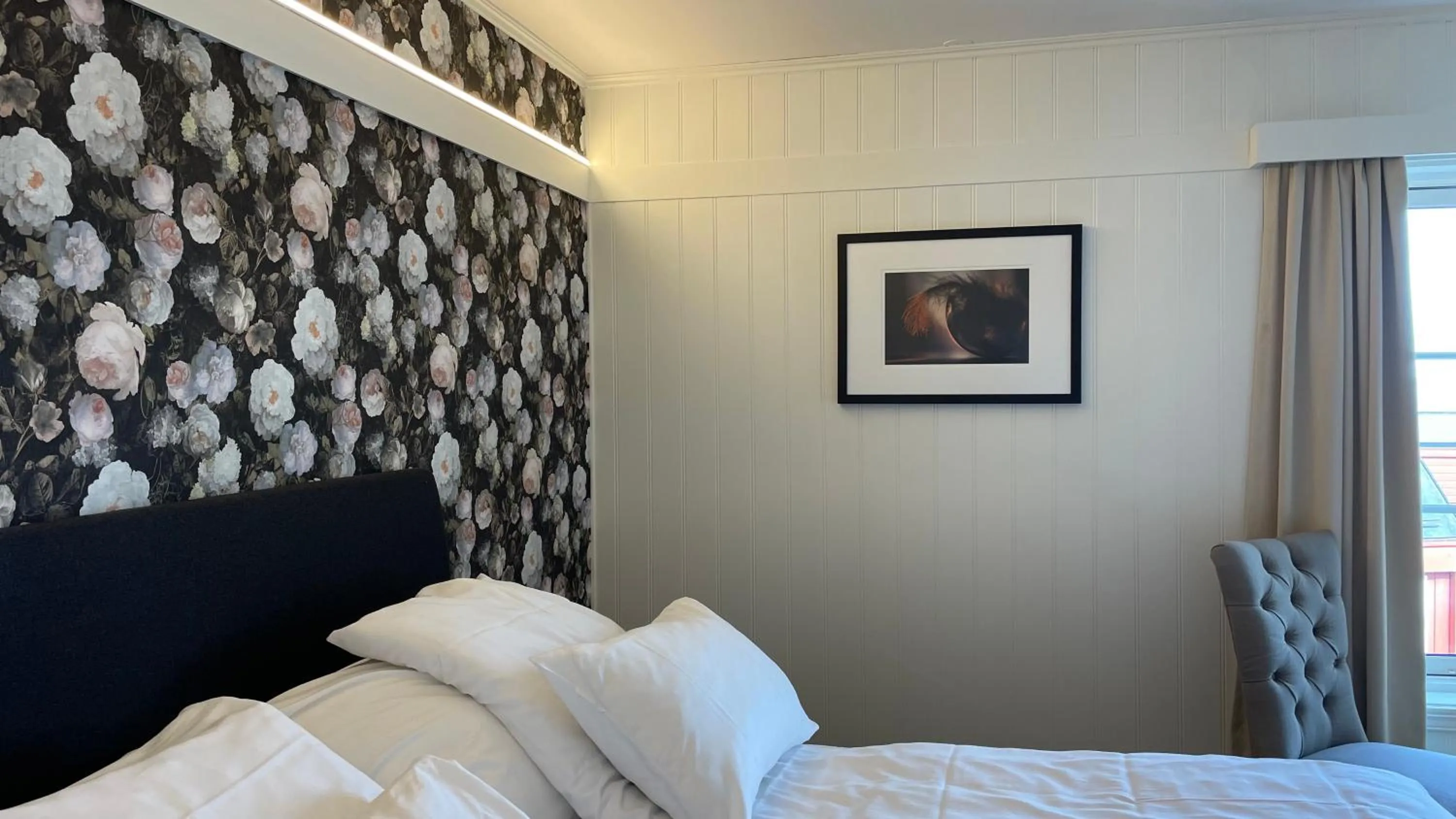 Bedroom, Bed in Risør Hotel