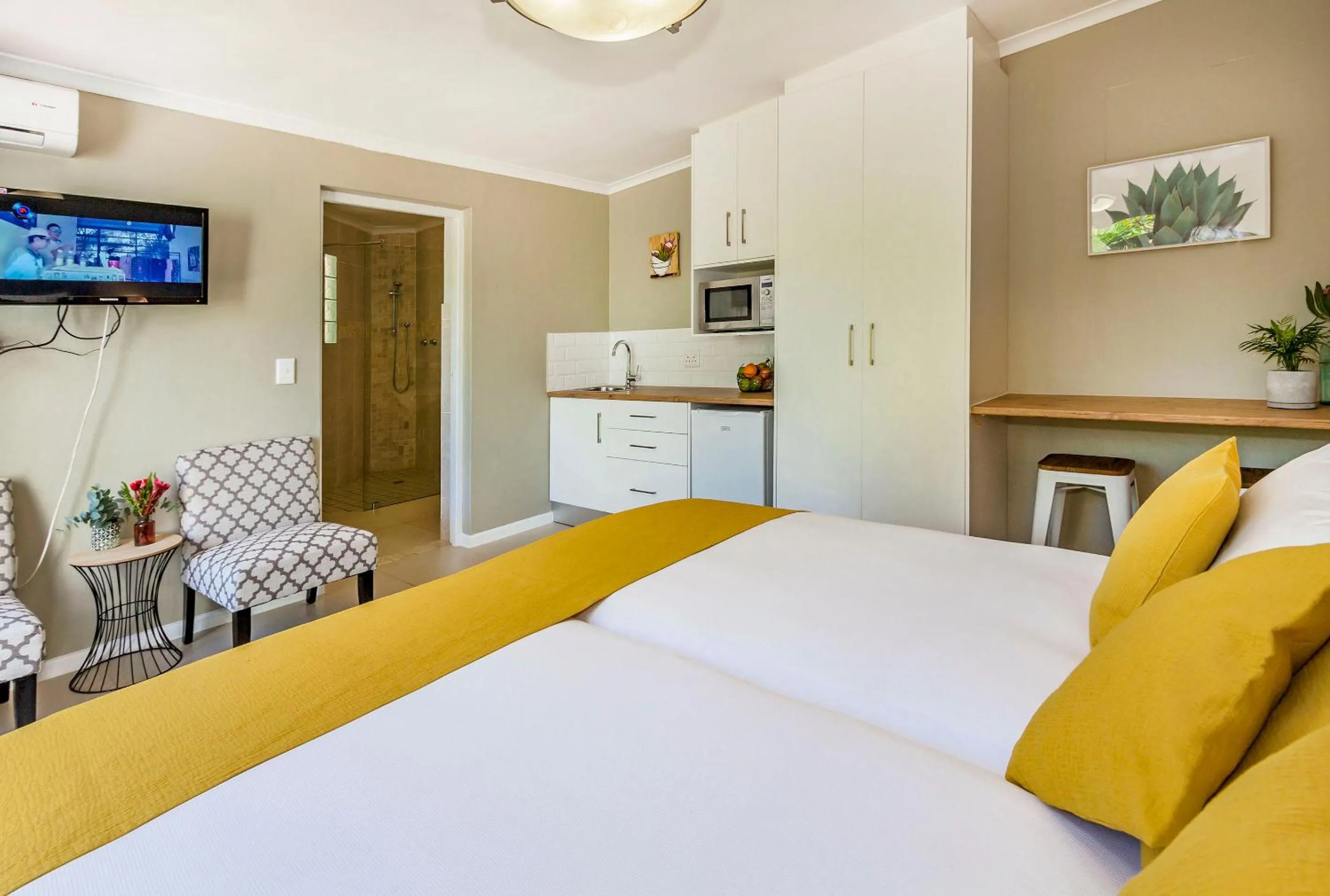 Living room, Bed in Morgen Guesthouse Somerset West