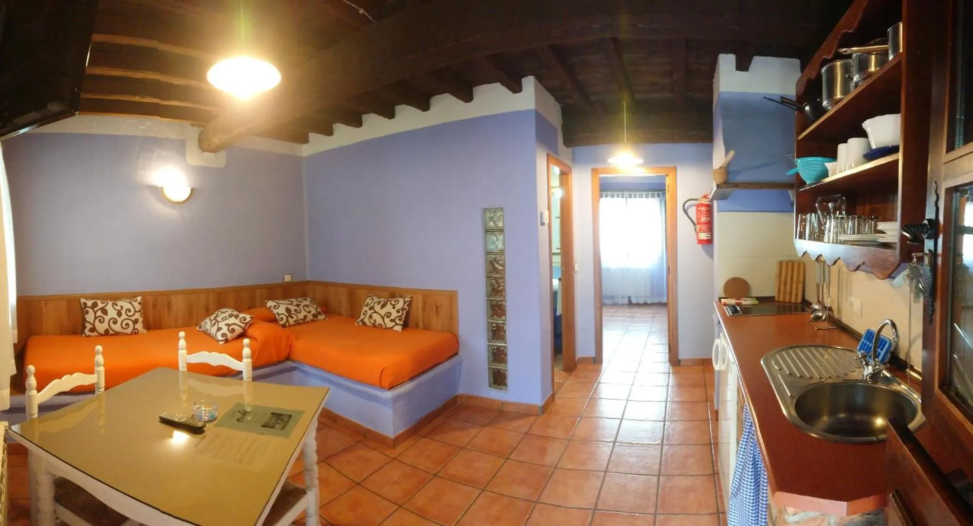 Living room in El Canchal de la Gallina -Cafetería -Aparcamiento gratis - Jacuzzi - Piscina de agua caliente abierta desde el 28 de Marzo
