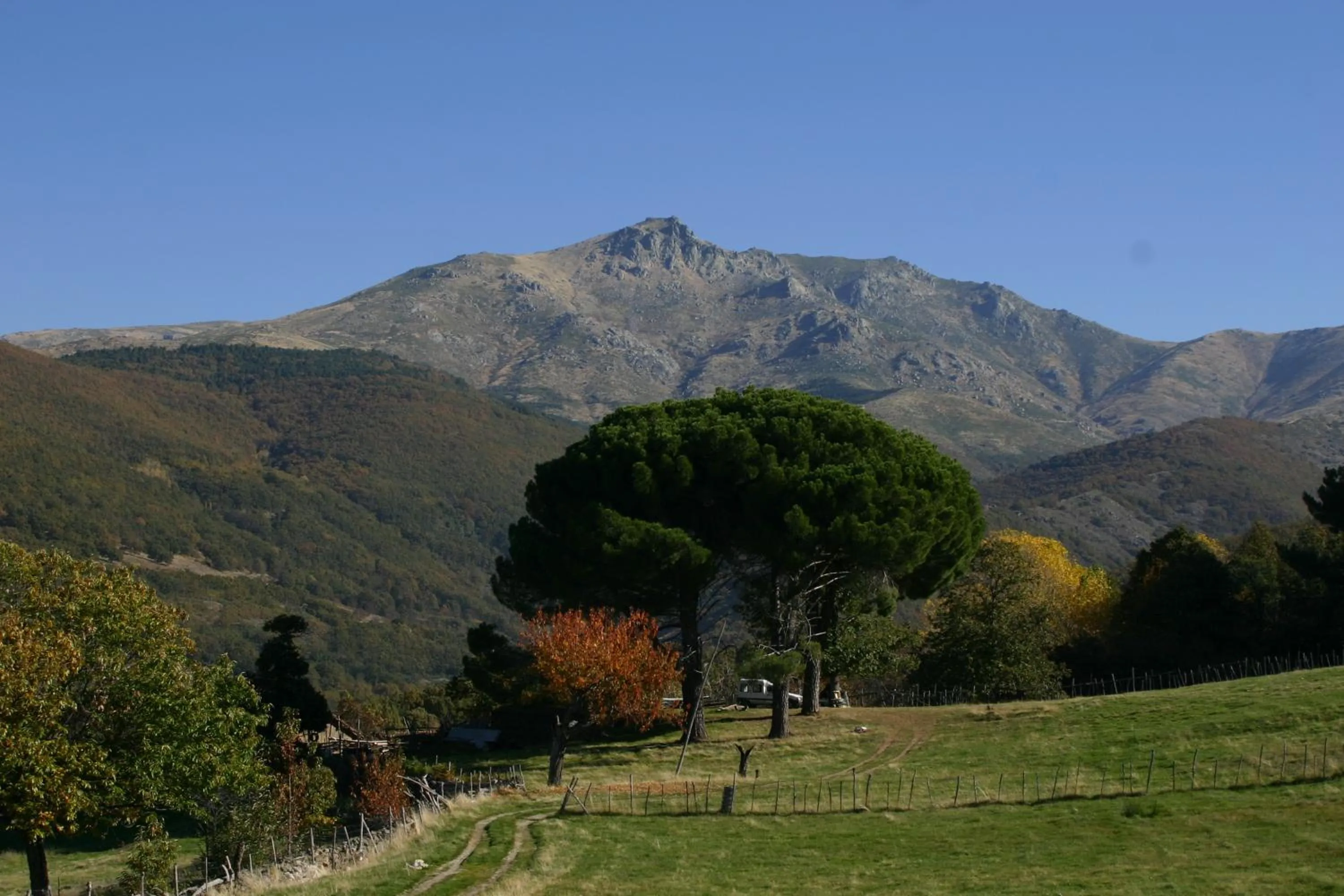 Hiking in El Canchal de la Gallina -Cafetería -Aparcamiento gratis - Jacuzzi - Piscina de agua caliente abierta desde el 28 de Marzo