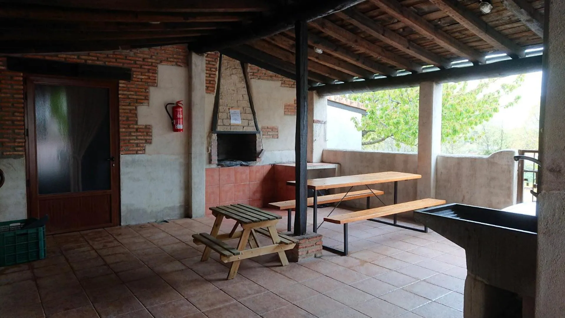 BBQ facilities in El Canchal de la Gallina -Cafetería -Aparcamiento gratis - Jacuzzi - Piscina de agua caliente abierta desde el 28 de Marzo