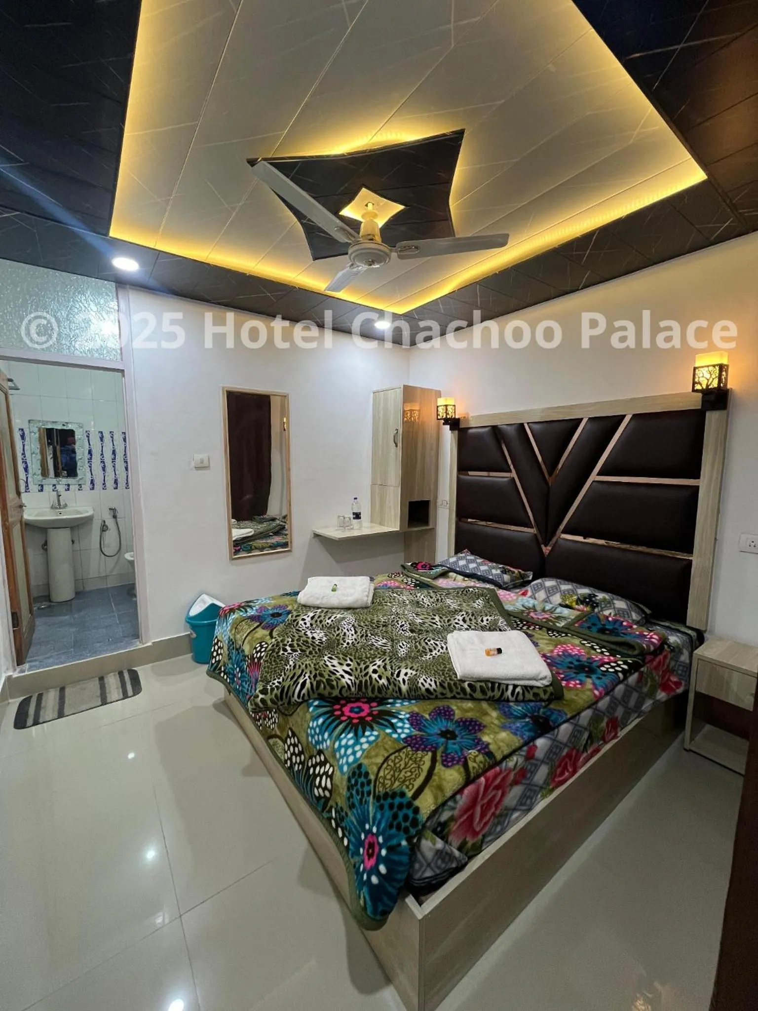 Bed in Hotel Chachoo Palace