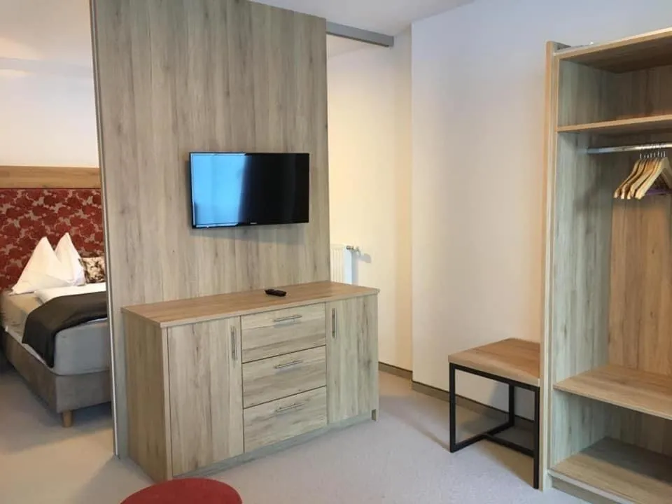 Communal lounge/ TV room, Bed in Pension Lagler