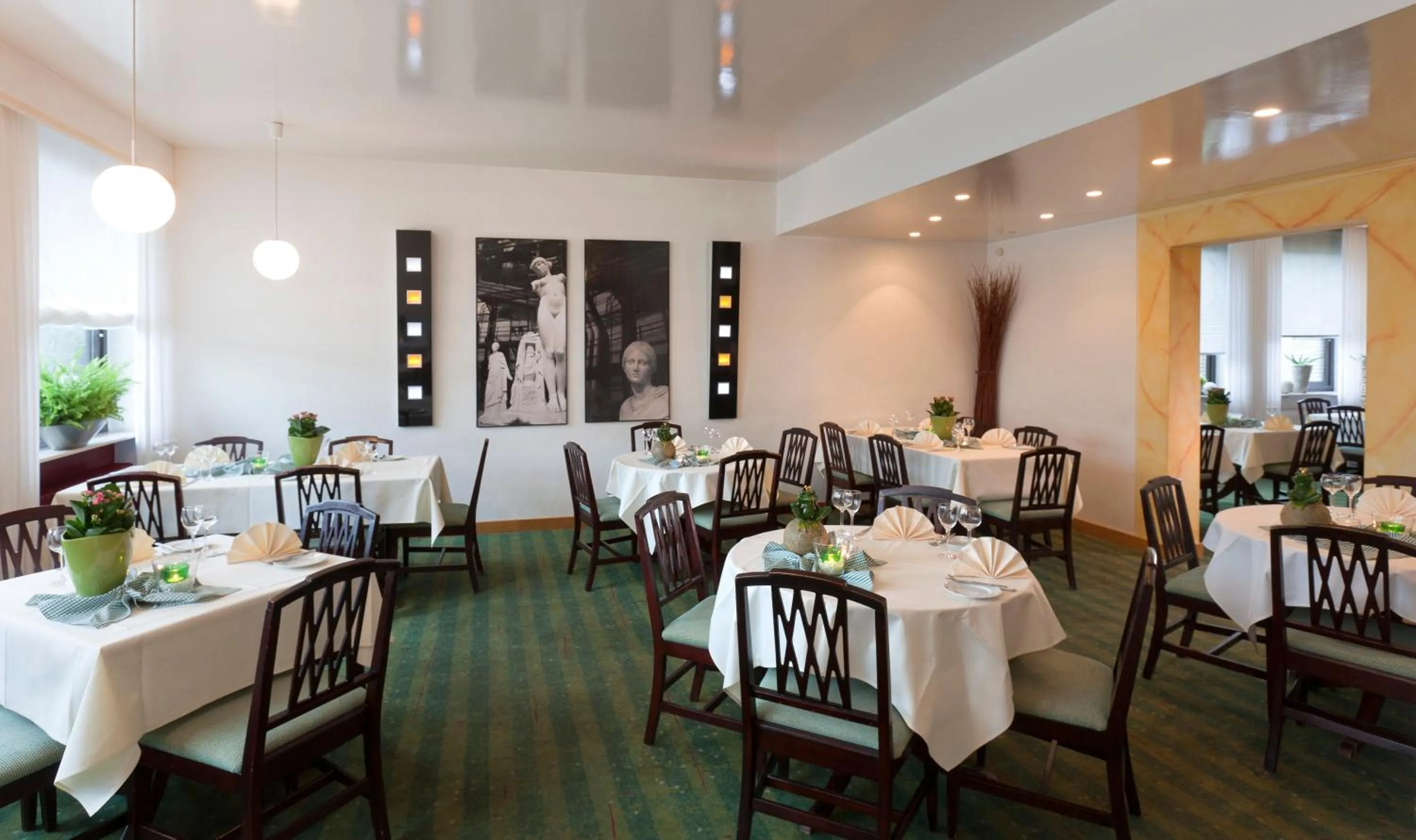 Restaurant/places to eat in Kress Hotel