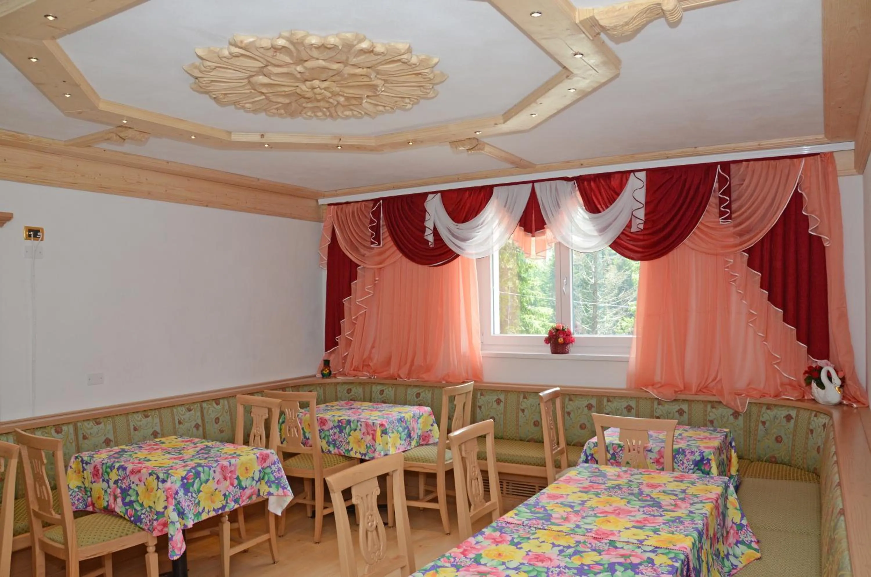 Communal lounge/ TV room, Bed in Hotel La Roccia