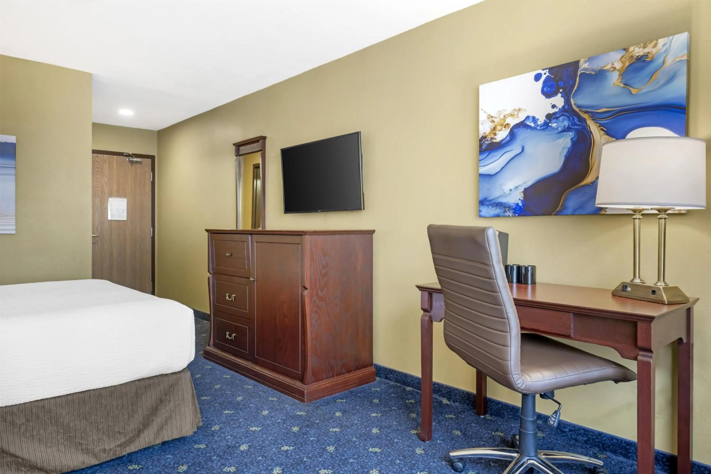Bedroom, Bed in Best Western Plus Grand-Sault Hotel & Suites