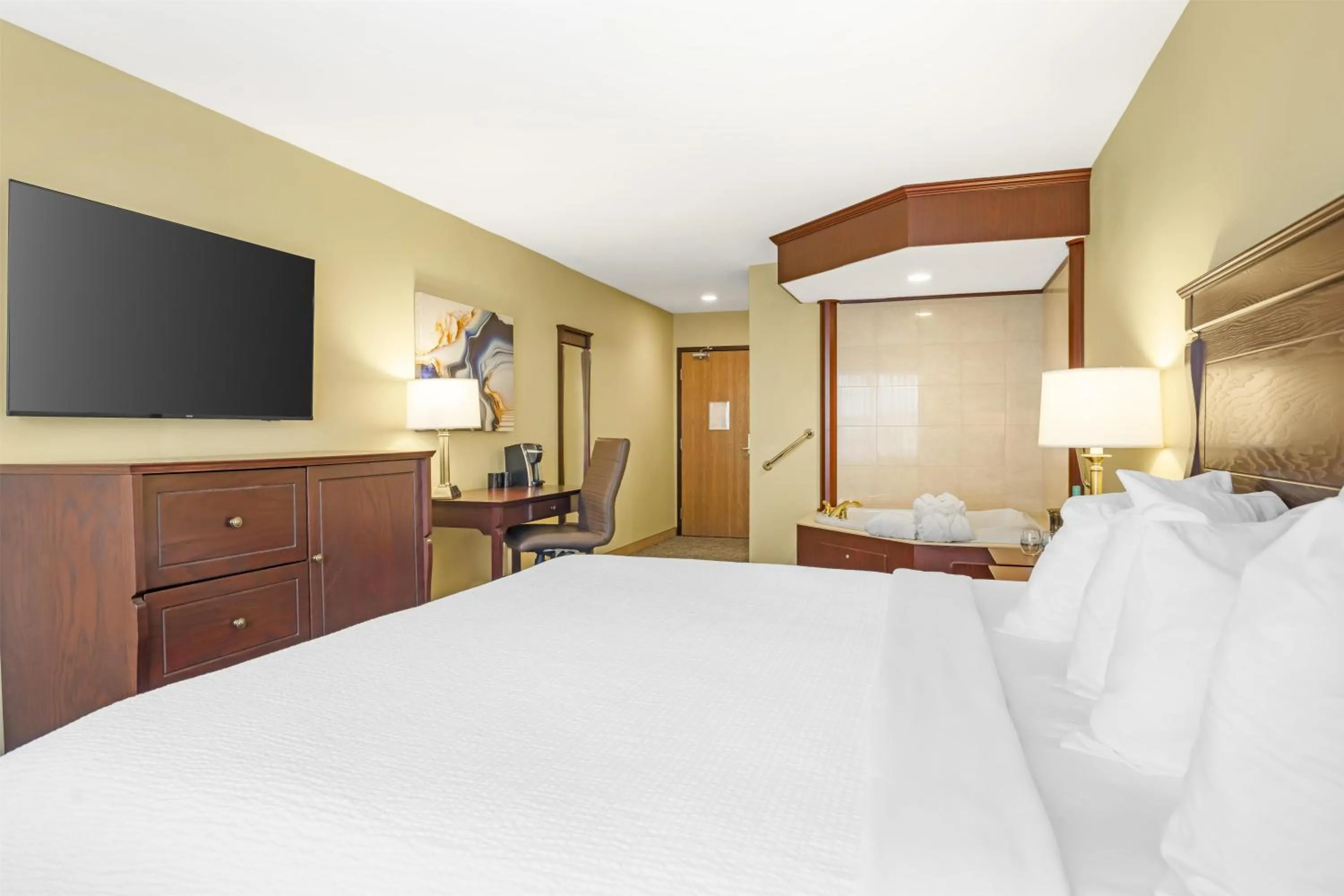Bedroom, Bed in Best Western Plus Grand-Sault Hotel & Suites