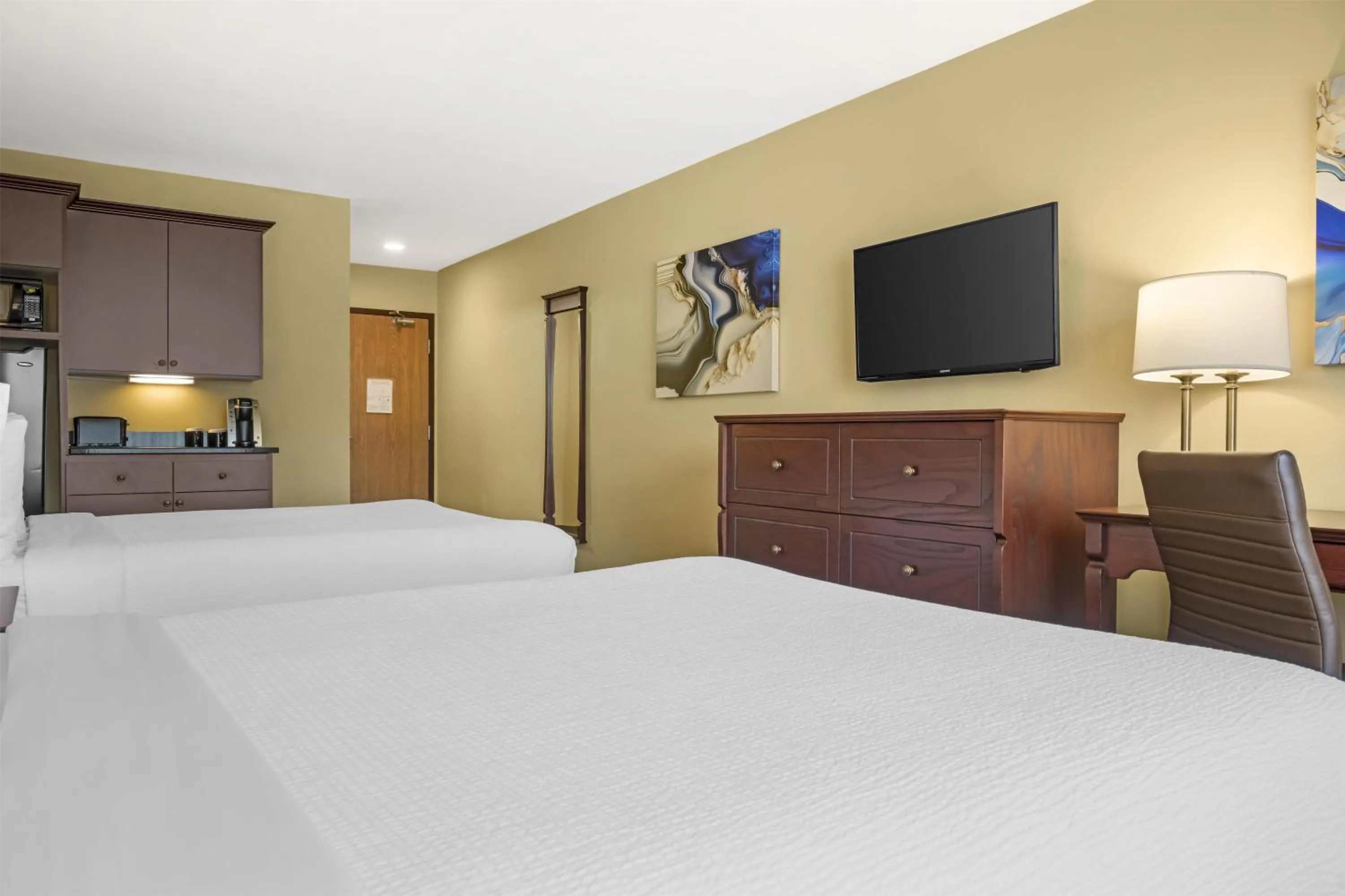 Bedroom, Bed in Best Western Plus Grand-Sault Hotel & Suites