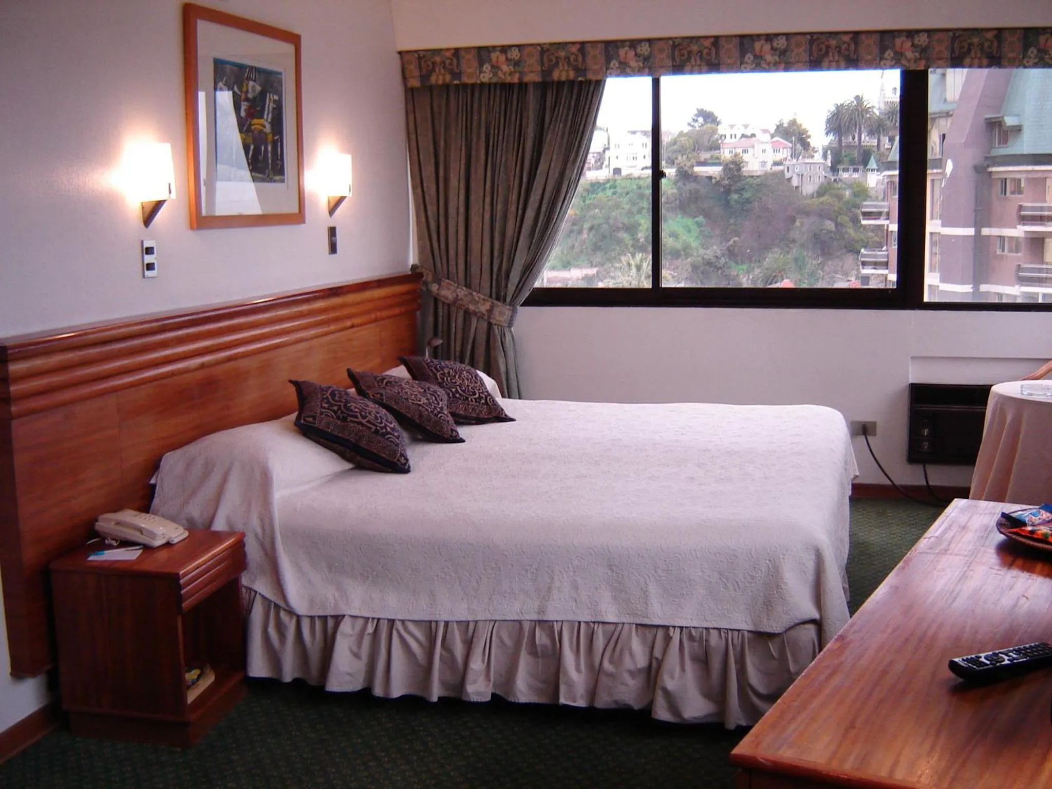 Photo of the whole room, Bed in LRH Viña del Mar and Convention Center